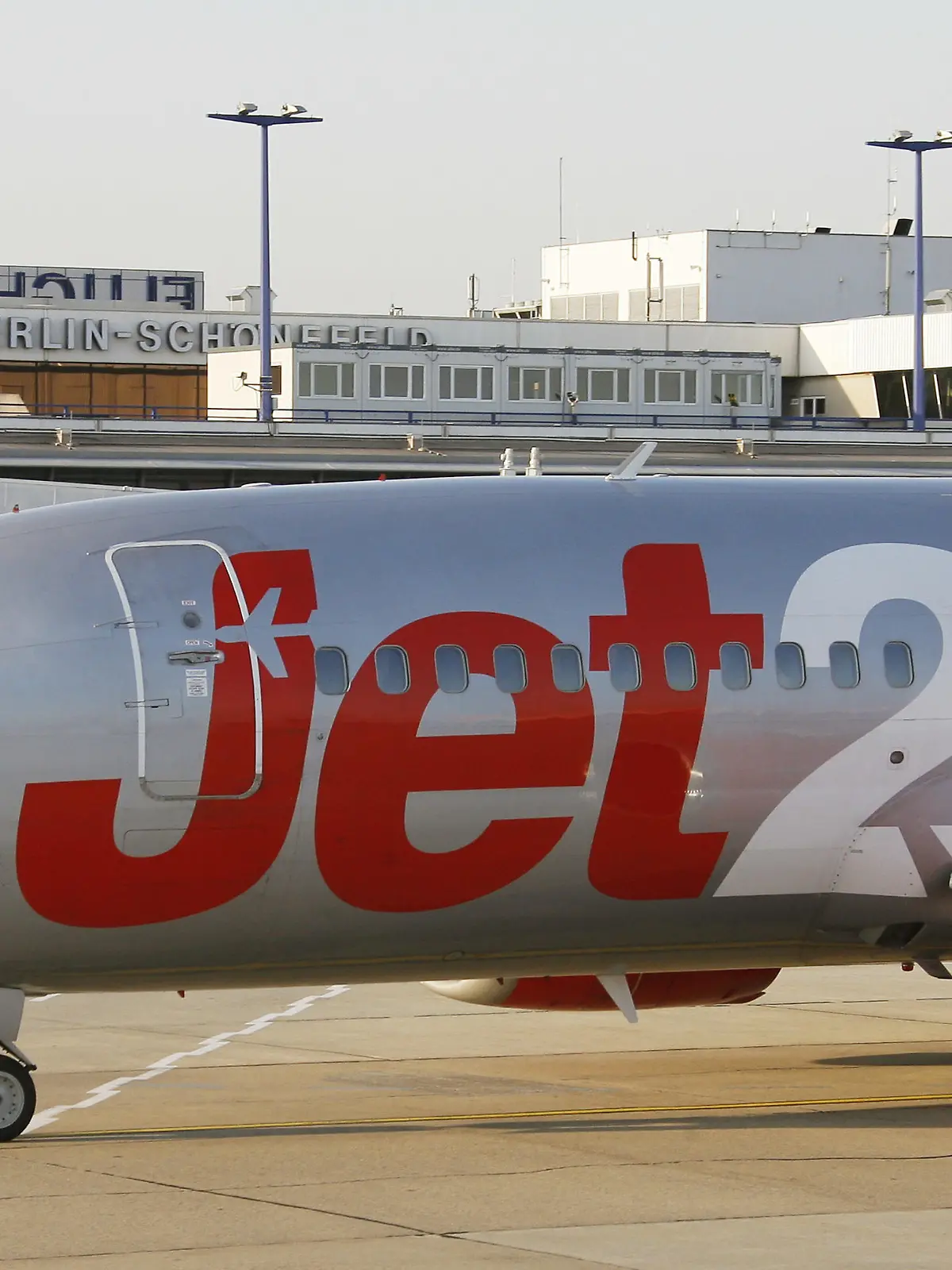 Eine Boeing 737-300 der britischen Low-Cost-Airline Jet2 startet am Dienstag (27.03.2007) auf dem Flughafen Berlin-Schönefeld. Die Fluglinie die derzeit vier mal wöchentlich nach Manchester startet, will ihr Angebot auf sechs Flüge pro Woche (täglich außer Samstag) aufstocken. Der Einstieg von Jet2 in den Berliner Luftverkehrsmarkt erhöht die Zahl der Billigfluggesellschaften in Berlin auf 15 Airlines. Foto: Bernd Settnik dpa/lbn +++(c) dpa - Bildfunk+++