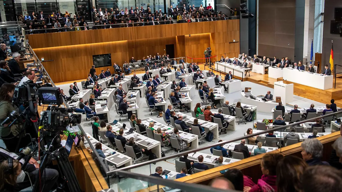 08.11.2022, Niedersachsen, Hannover: Die Abgeordneten sitzen bei der konstituierenden Sitzung im niedersächsischen Landtag. Foto: Sina Schuldt/dpa +++ dpa-Bildfunk +++