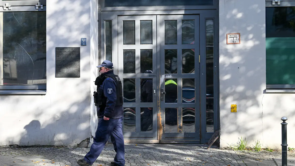 18.10.2023, Berlin: Ein Polizeibeamter geht an der Synagoge an der Brunnenstraße 33 in Berlin entlang, die Ziel eines Anschlags war. Nach dem versuchten Brandanschlag auf eine Synagoge in Berlin haben am Mittwoch Politikerinnen und Politiker mit Entsetzen reagiert und mehr Engagement gegen Antisemitismus gefordert. Nach dem versuchten Brandanschlag auf eine Synagoge in Berlin hat die Generalstaatsanwaltschaft der Hauptstadt die Ermittlungen an sich gezogen. Foto: Soeren Stache/dpa +++ dpa-Bildfunk +++