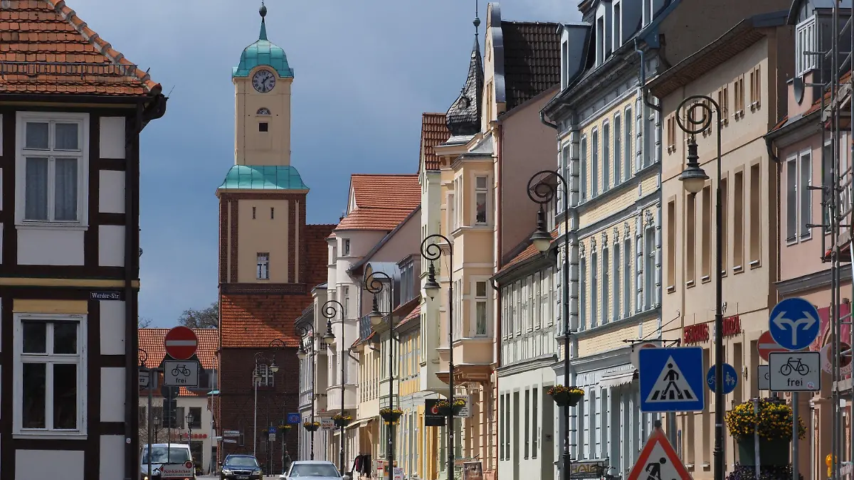 ARCHIV - 07.05.2021, Brandenburg, Wittstock/Dosse: Die zum Wittstocker Rathaus führende Königstraße. Die Bürgermeisterwahl im Herbst in der Stadt Wittstock beschäftigt den Verfassungsschutz. Die Sicherheitsbehörde kennt einen Kandidaten und seine rechtsextremistische Gesinnung seit Jahren. (zu dpa: «Rechtsextremist Kandidat für Bürgermeisterwahl - Bündnis alarmiert») Foto: Soeren Stache/dpa-Zentralbild/dpa +++ dpa-Bildfunk +++