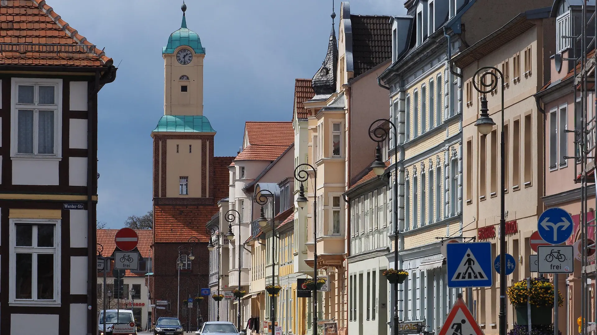 ARCHIV - 07.05.2021, Brandenburg, Wittstock/Dosse: Die zum Wittstocker Rathaus führende Königstraße. Die Bürgermeisterwahl im Herbst in der Stadt Wittstock beschäftigt den Verfassungsschutz. Die Sicherheitsbehörde kennt einen Kandidaten und seine rechtsextremistische Gesinnung seit Jahren. (zu dpa: «Rechtsextremist Kandidat für Bürgermeisterwahl - Bündnis alarmiert») Foto: Soeren Stache/dpa-Zentralbild/dpa +++ dpa-Bildfunk +++