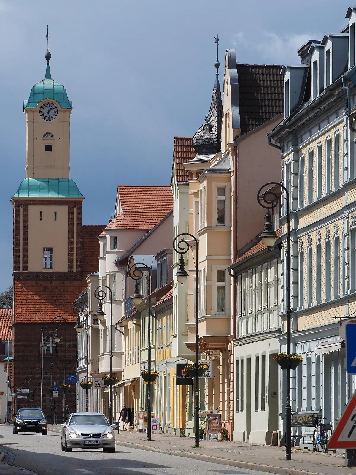 ARCHIV - 07.05.2021, Brandenburg, Wittstock/Dosse: Die zum Wittstocker Rathaus führende Königstraße. Die Bürgermeisterwahl im Herbst in der Stadt Wittstock beschäftigt den Verfassungsschutz. Die Sicherheitsbehörde kennt einen Kandidaten und seine rechtsextremistische Gesinnung seit Jahren. (zu dpa: «Rechtsextremist Kandidat für Bürgermeisterwahl - Bündnis alarmiert») Foto: Soeren Stache/dpa-Zentralbild/dpa +++ dpa-Bildfunk +++