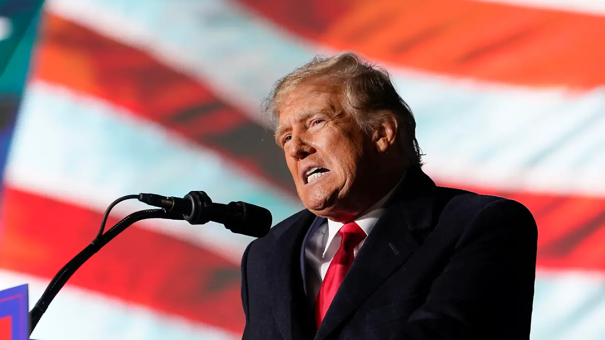 07.11.2022, USA, Vandalia: Donald Trump, ehemaliger Präsident der USA, spricht bei einer Wahlkampfveranstaltung zur Unterstützung der Kampagne des republikanischen Ohio-Senatskandidaten Vance bei Wright Bros. Aero Inc. am Dayton International Airport in Vandalia. Foto: Michael Conroy/AP/dpa +++ dpa-Bildfunk +++