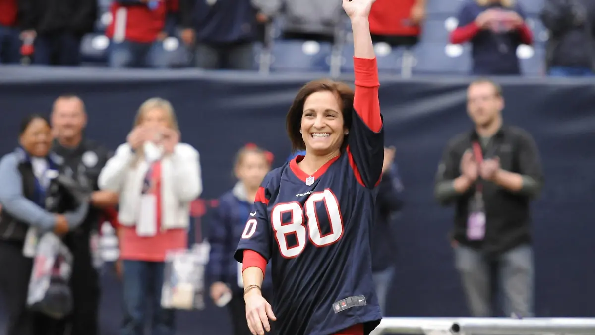 Nov. 24, 2013 - Houston, Texas, U.S - Former Olympic gymnast and gold medalist Mary Lou Retton walks onto the field as an honorary captain prior to an NFL, American Football Herren, USA game between the Houston Texans and the Jacksonville Jaguars at Reliant Stadium in Houston, TX on November 24th, 2013. NFL 2013 - Jaguars beat Texans 13-6 PUBLICATIONxINxGERxSUIxAUTxONLY - ZUMAs127 20131124_zaf_s127_021 Copyright: xTraskxSmithx