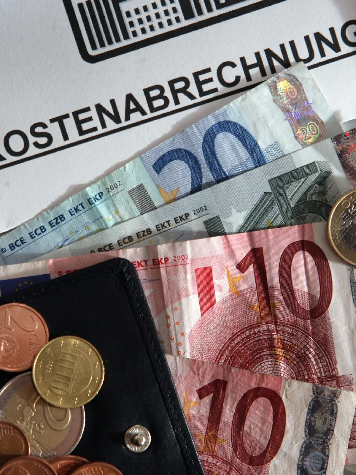Eine offene Geldbörse liegt am Donnerstag (14.12.2006) in Schwerin auf einem Schreiben zur Erhöhung der Mietnebenkosten (Illustration zum Thema Mietnebenkosten sollen steigen vom 14.12.2006). Auf einer Pressekonferenz stellt der Deutscher Mieterbund am selben Tag in Berlin den neuen Betriebskostenspiegel für Deutschland vor. Mit der Erhöhung der Mehrwertsteuer im nächsten Jahr werden auch die steigenden Betriebskostenabrechnungen an die Mieter weitergegeben. Foto: Jens Büttner dpa/lmv +++(c) dpa - Bildfunk+++
