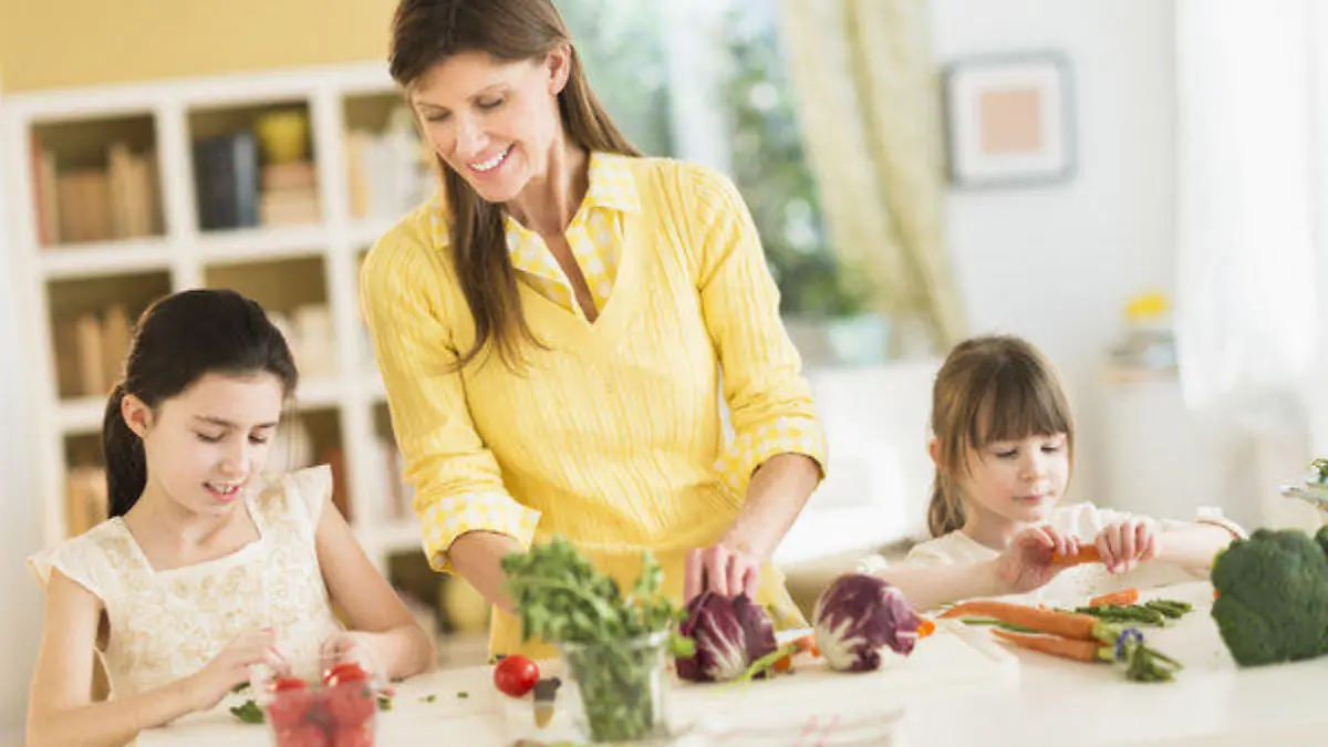 Mutter und Toechter (4-5,8-9) Kochen in der Kueche, Mother and daughters (4-5,8-9) cooking in kitchen Keine Weitergabe an Drittverwerter.
