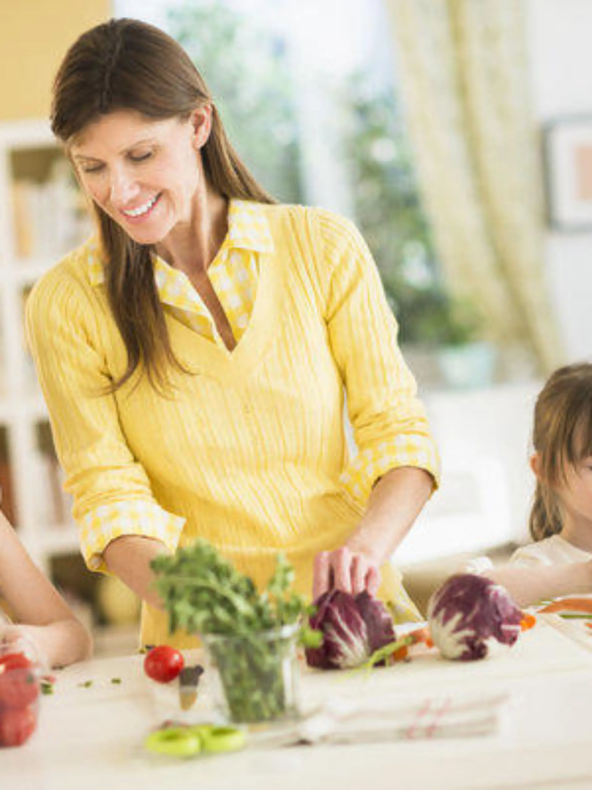 Mutter und Toechter (4-5,8-9) Kochen in der Kueche, Mother and daughters (4-5,8-9) cooking in kitchen Keine Weitergabe an Drittverwerter.