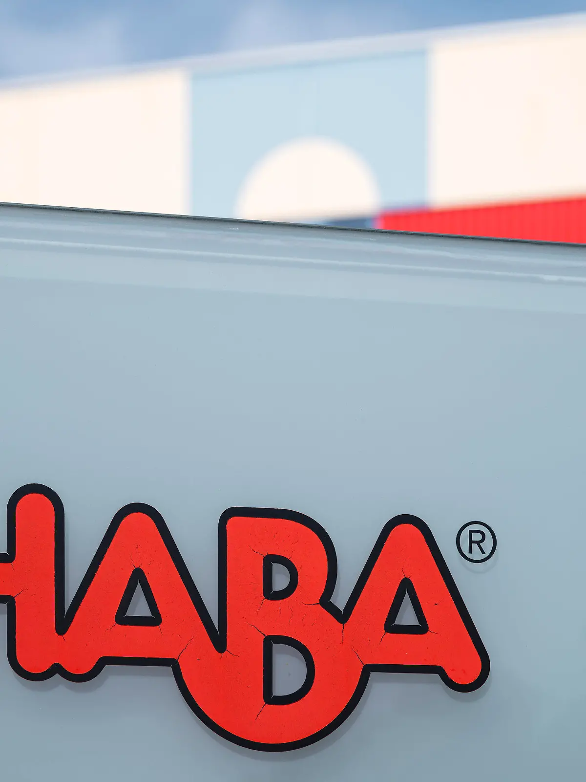 12.09.2023, Bayern, Bad Rodach: Das Haba Logo steht auf einem Hinweisschild vor dem Haba Werk der Haba Familygroup. Der Spielzeughersteller Haba meldet Insolvenz in Eigenregie an. Foto: Daniel Vogl/dpa +++ dpa-Bildfunk +++