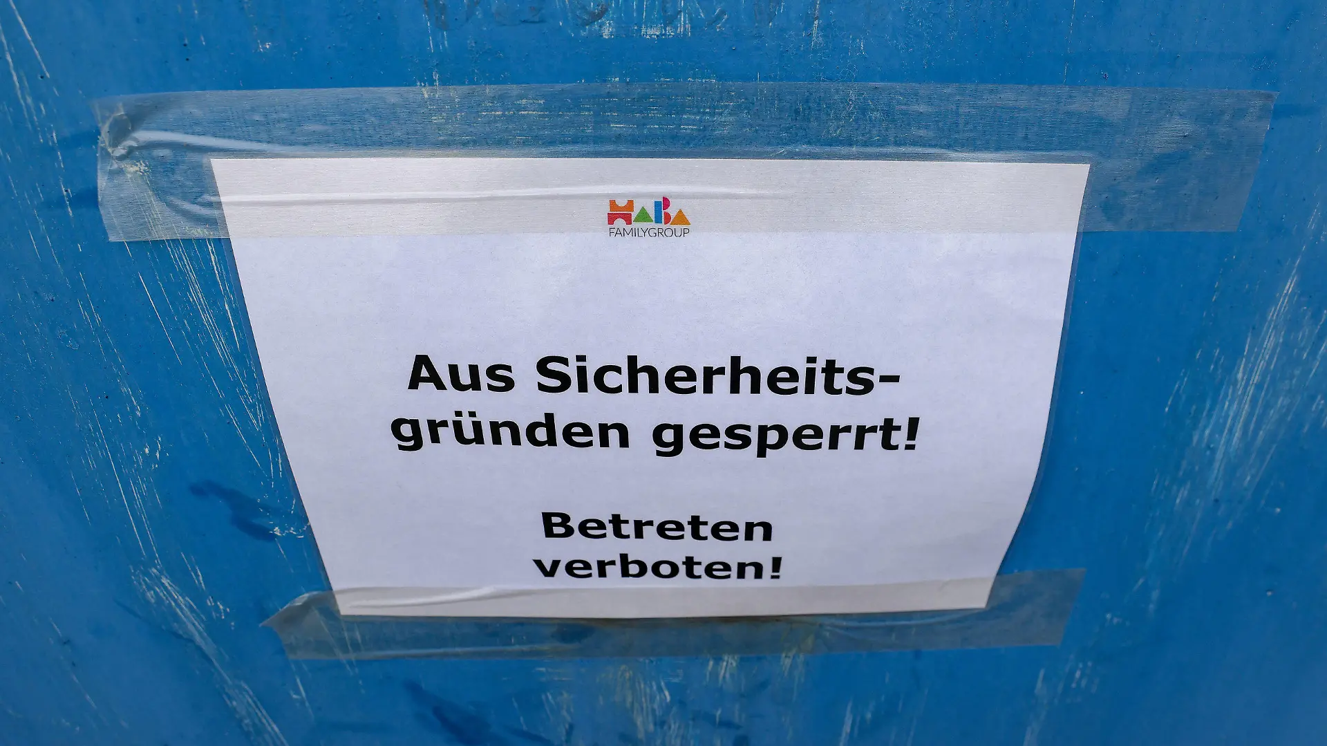 18.10.2023, Sachsen-Anhalt, Eisleben: Ein Schild ·Aus Sicherheitsgründen gesperrt! Betreten verboten!· klebt an einer Tür des derzeit gesperrten Standorts der Haba Familygroup. Ob der bayerische Spielwaren- und Möbelhersteller Haba im anhaltinischen Eisleben weiterhin produzieren wird, ist immer noch unklar. An dem Standort seien am Gebäude, an den elektrischen Anlagen sowie in Sachen Brandschutz erhebliche Mängel festgestellt worden. Seit dem 10. Oktober seien deshalb keine Mitarbeitenden mehr an dem Standort im Landkreis Mansfeld-Südharz. Die Produktion stehe still.
Das angeschlagene Unternehmen hatte Anfang Oktober einen Stellenabbau und damit verbunden die Schließung des Produktionsstandorts in Eisleben angekündigt. Foto: Jan Woitas/dpa +++ dpa-Bildfunk +++