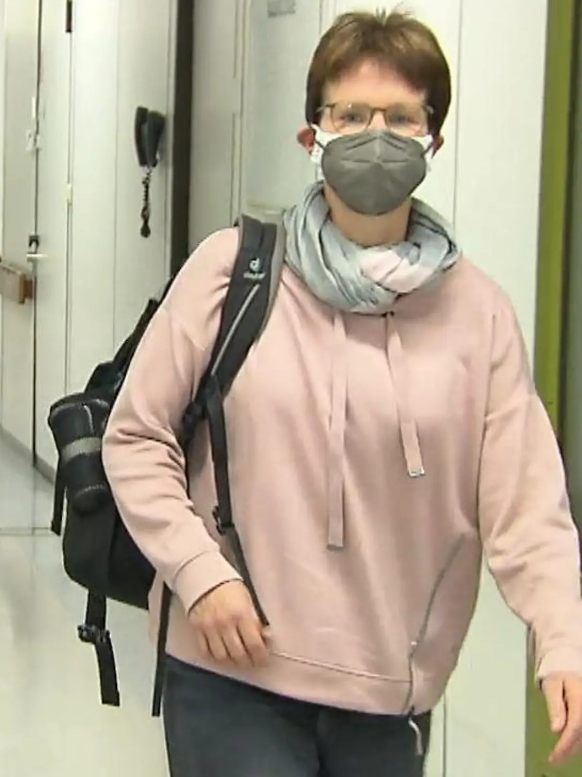 20 Millionen Corona-Tote konnte durch die Impfung verhindert werden, so Experten. Auch Simone Laska aus Stockstadt ließ sich den Piks gegen Corona geben – doch nach der zweiten Impfung treten plötzlich gesundheitliche Probleme auf. Simone hat ähnliche Symptome wie bei Long Covid – nur ohne Infektion. In seltenen Fällen können nach der Impfung gesundheitliche Probleme auftreten: das sogenannte Post-Vac-Syndrom.