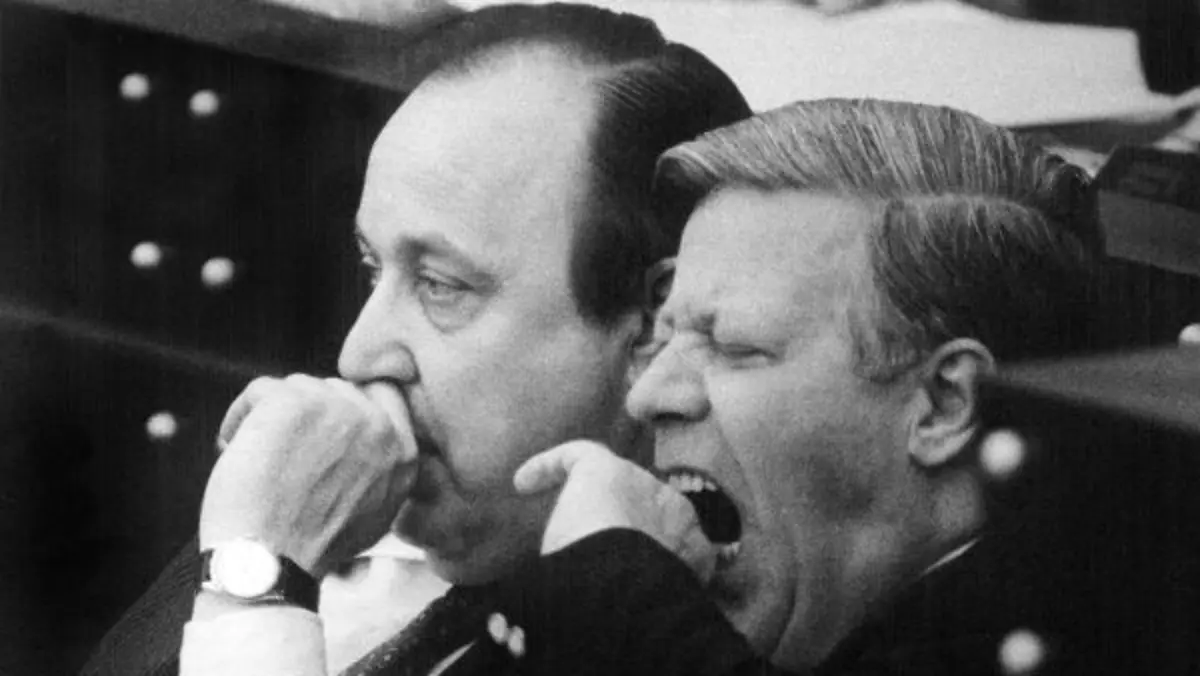 Bundeskanzler Helmut Schmidt (r, SPD) gähnt herzhaft, aufgenommen am 03.03.1977 während der Haushaltsdebatte im Deutschen Bundestag in Bonn. Links Bundesaußenminister Hans-Dietrich Genscher. Foto: Egon Steiner +++(c) dpa - Report+++