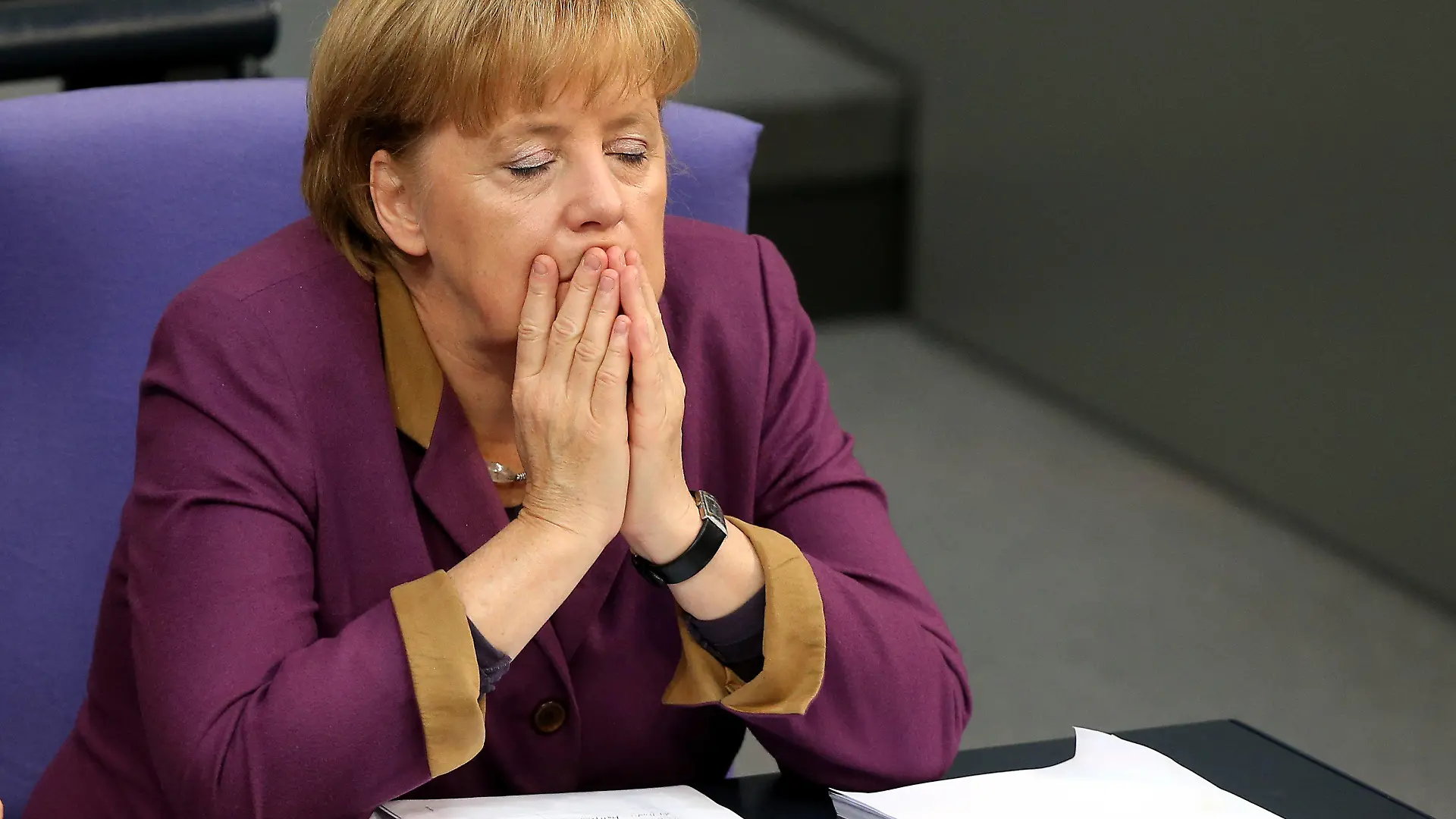 Bundeskanzlerin Angela Merkel (CDU) verfolgt am 20.11.2012 im Bundestag in Berlin die Debatte. Die Parlamentarier beraten über den Haushalt 2013 mit den Themen Finanzen, Bundesrechnungshof und Fiskalvertrag. Foto: Wolfgang Kumm/dpa +++(c) dpa - Bildfunk+++