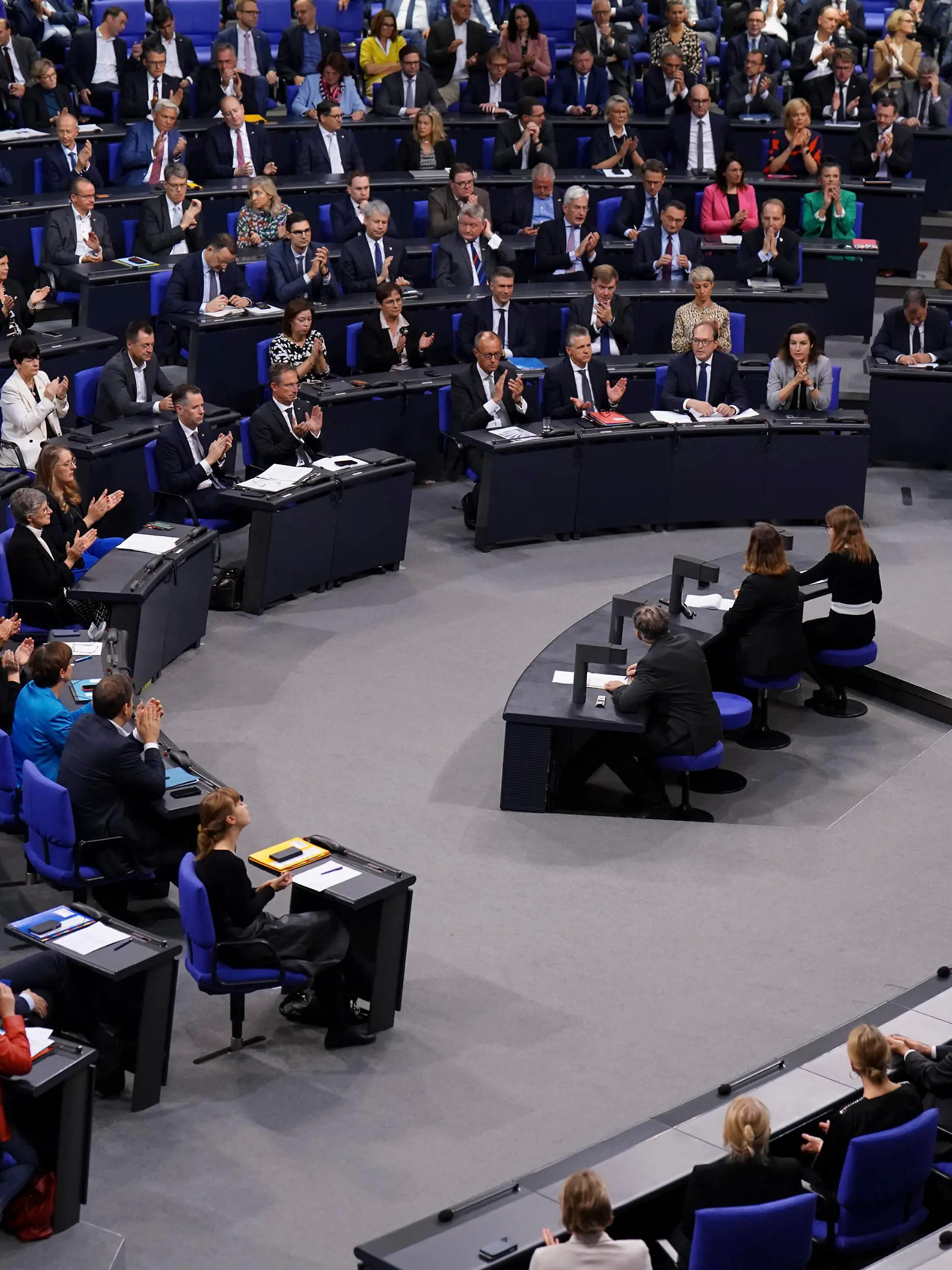 128. Plenarsitzung des Deutschen Bundestag mit Regierungserklaerung Bundeskanzler Olaf Scholz SPD bei der Abgabe seiner Regierungserklaerung zur Lage Israels vir den Abgeordneten im Plenarsaal bei der 128. Sitzung des Deutschen Bundestag in Berlin, 12.10.2023 Berlin Berlin Deutschland *** 128 plenary session of the German Bundestag with government declaration Chancellor Olaf Scholz SPD delivering his government declaration on the situation of Israel vir the deputies in the plenary hall at the 128 session of the German Bundestag in Berlin, 12 10 2023 Berlin Berlin Germany