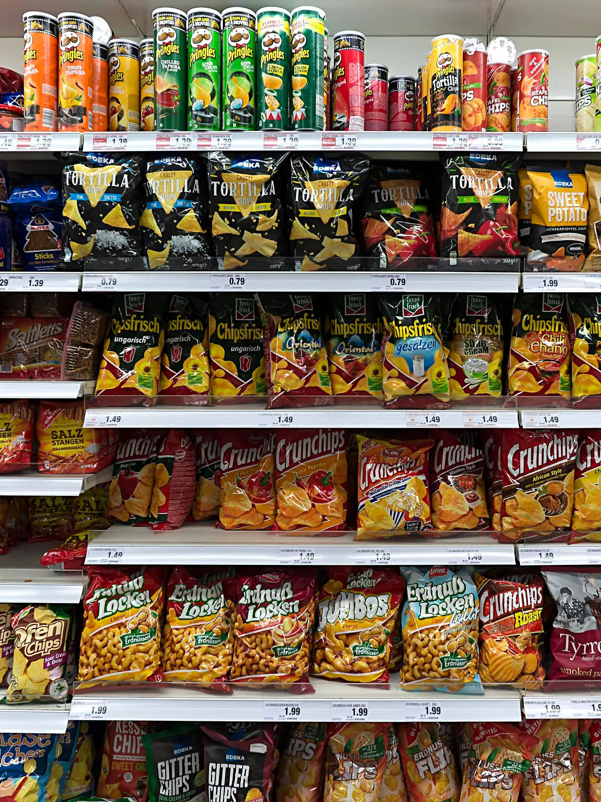 Snacks und Chips in einem Regal im Supermarkt, Deutschland, Europa