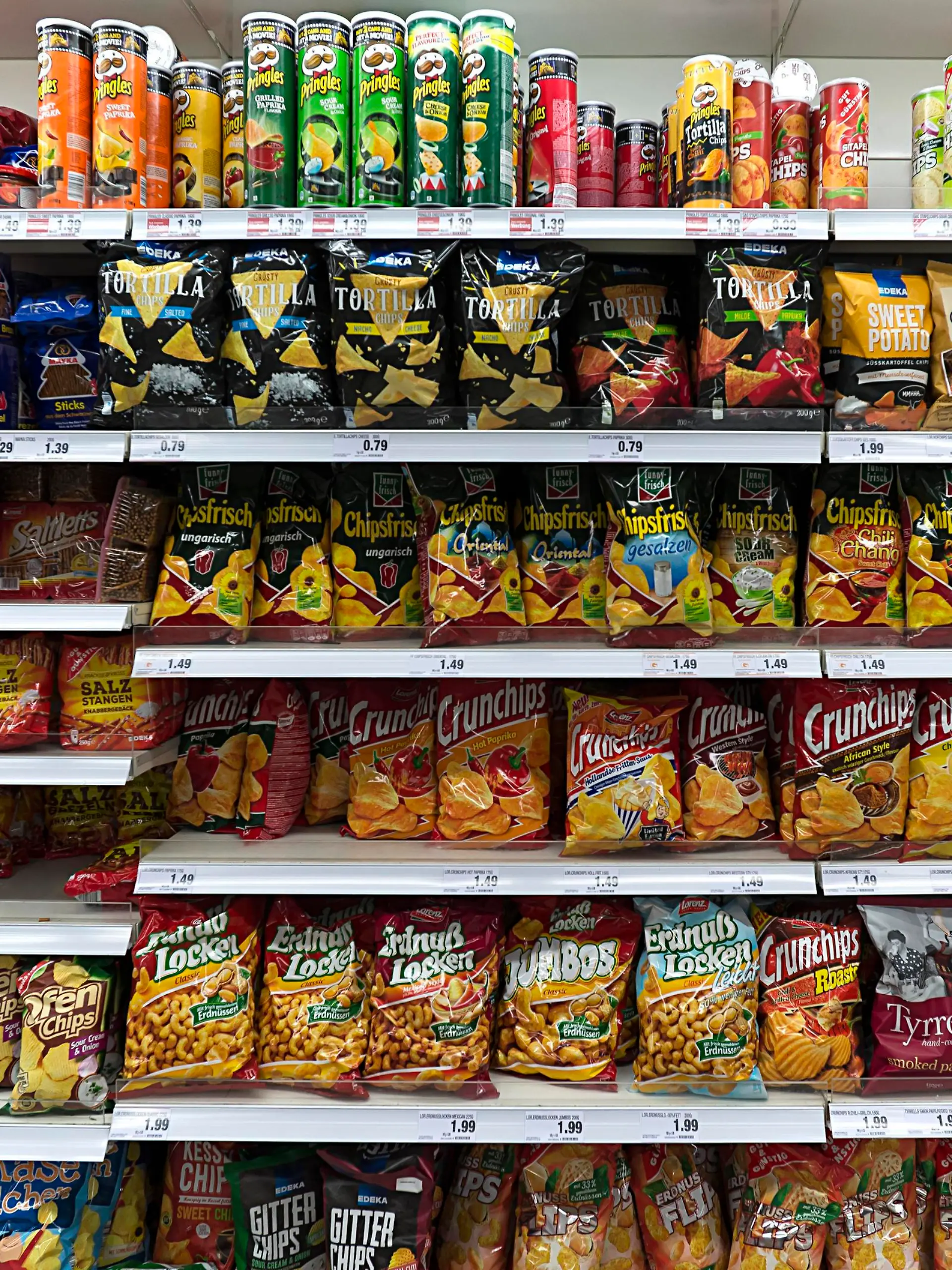 Snacks und Chips in einem Regal im Supermarkt, Deutschland, Europa