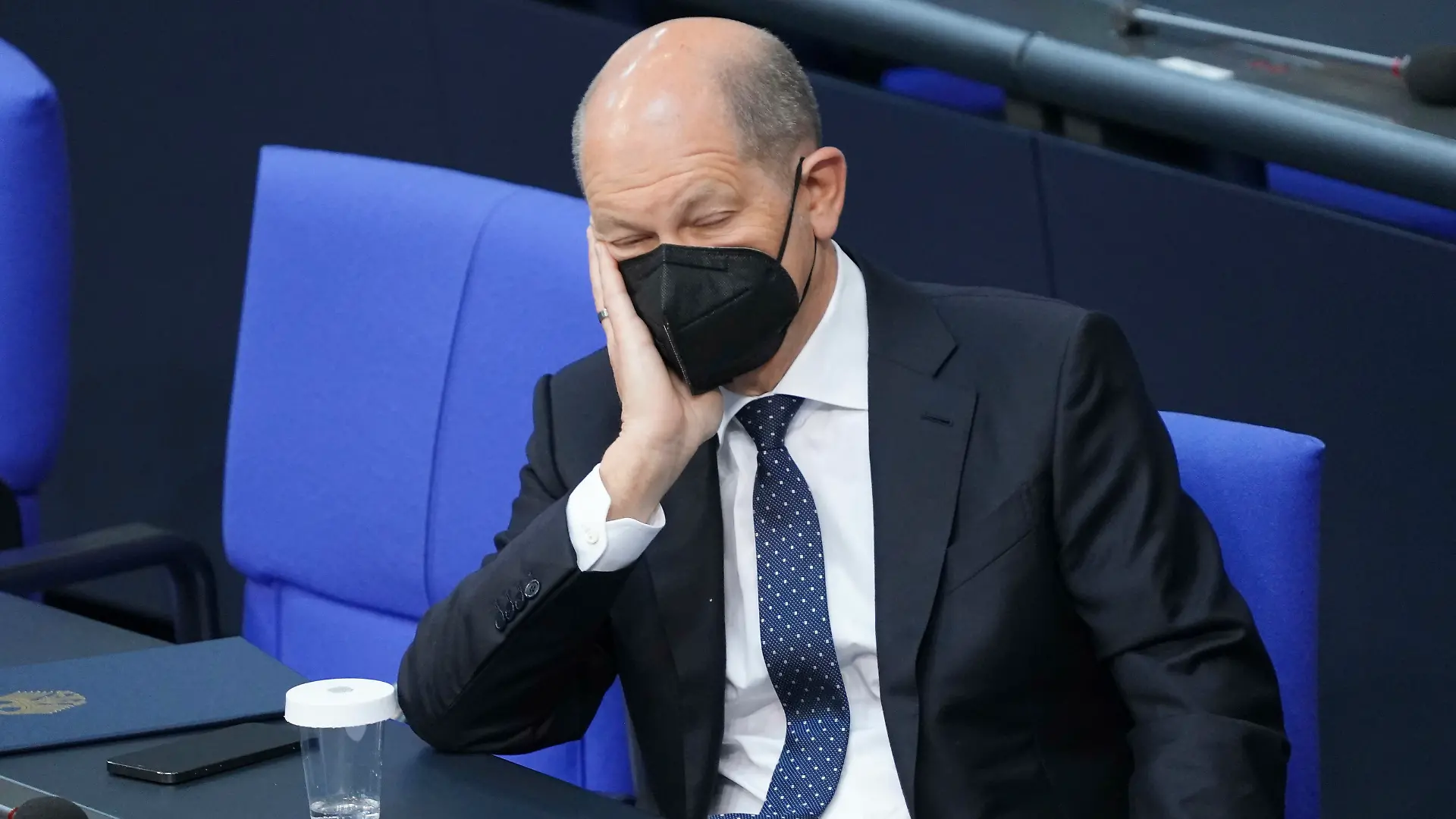 Aktuell, 20.05.2021, Berlin, Olaf Scholz der Bundesminister der Finanzen nachdenklich mit geschlossenen Augen auf der Regierungsbank bei der 230 Sitzung des Deutschen Bundestag in Berlin