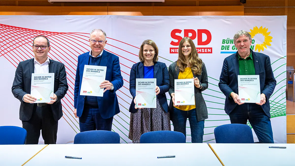 07.11.2022, Niedersachsen, Hannover: Grant Hendrik Tonne (SPD, l-r), Stephan Weil (SPD), Julia Willie Hamburg (Bündnis 90/Die Grünen), Anne Kura (Bündnis 90/Die Grünen) und Hans-Joachim Janßen (Bündnis 90/Die Grünen) zeigen den Koalitionsvertrag von SPD und Grünen in Niedersachsen, nachdem sie ihn zuvor unterzeichnet haben. Foto: Moritz Frankenberg/dpa +++ dpa-Bildfunk +++