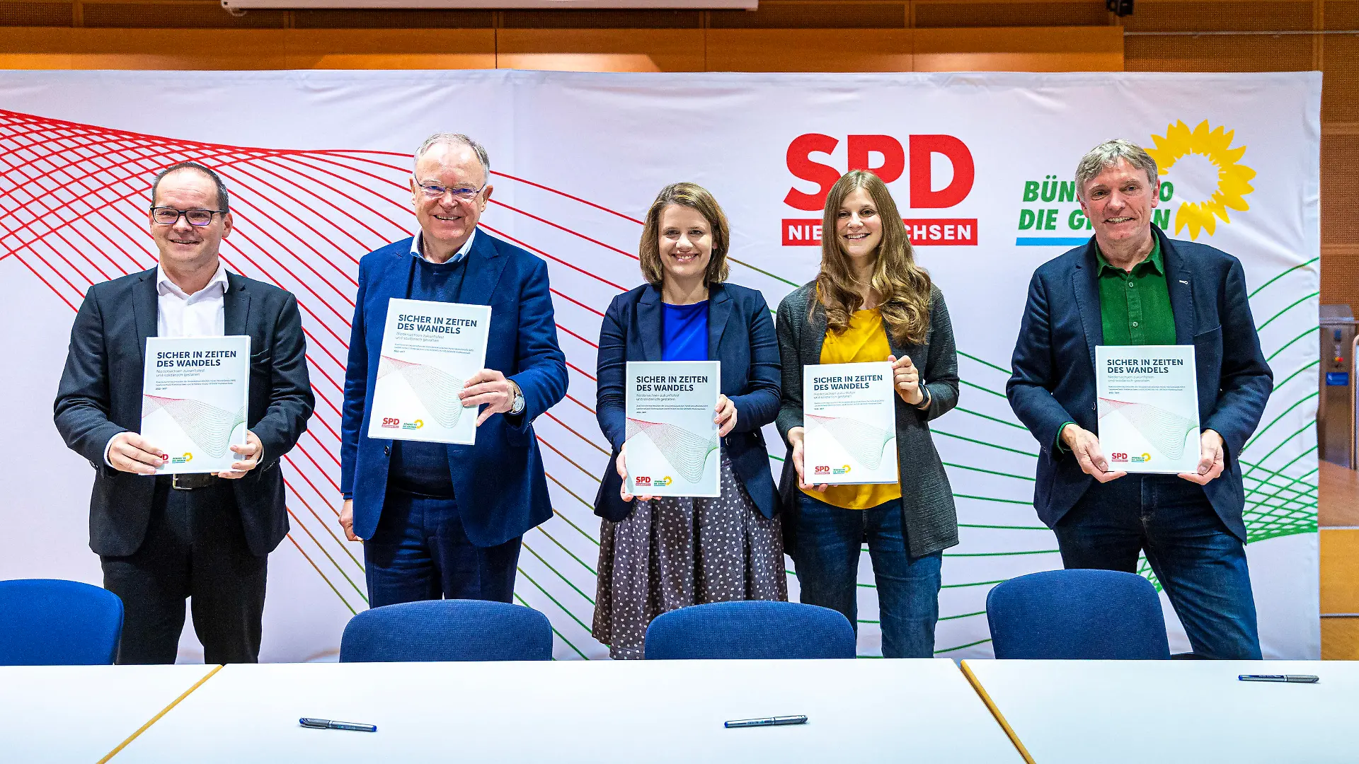 07.11.2022, Niedersachsen, Hannover: Grant Hendrik Tonne (SPD, l-r), Stephan Weil (SPD), Julia Willie Hamburg (Bündnis 90/Die Grünen), Anne Kura (Bündnis 90/Die Grünen) und Hans-Joachim Janßen (Bündnis 90/Die Grünen) zeigen den Koalitionsvertrag von SPD und Grünen in Niedersachsen, nachdem sie ihn zuvor unterzeichnet haben. Foto: Moritz Frankenberg/dpa +++ dpa-Bildfunk +++