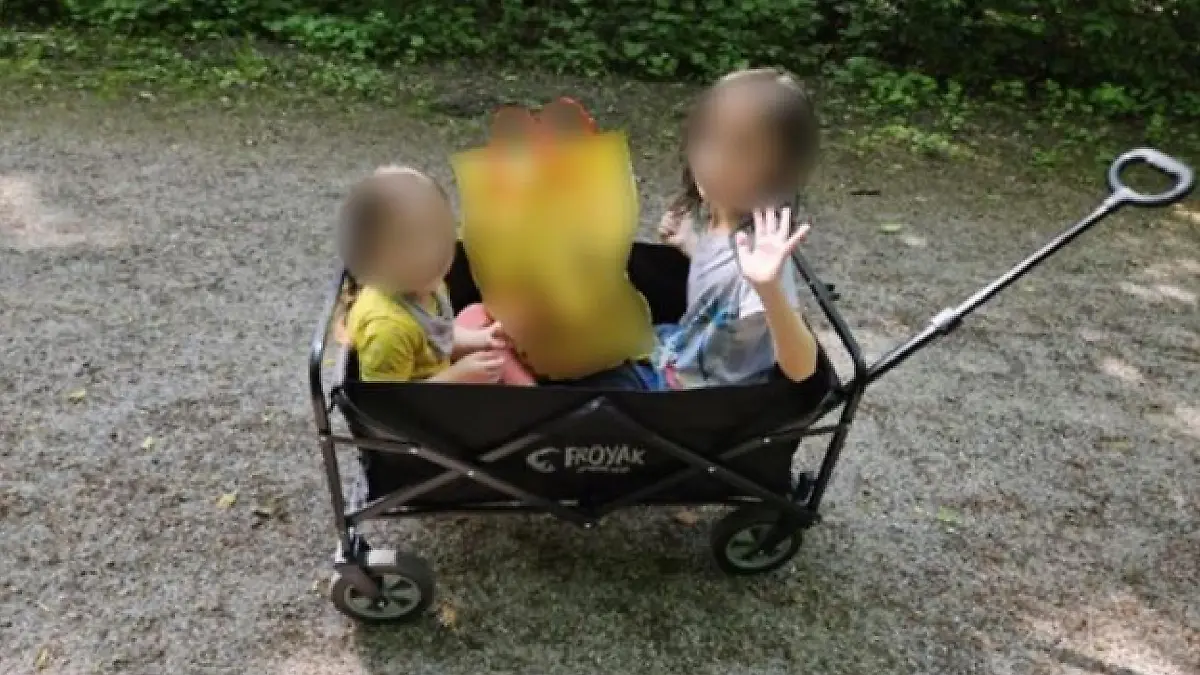 Bollerwagen mit zwei Kindern darin