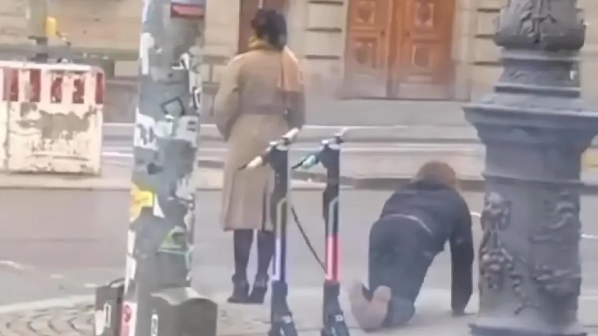 Eine Frau und ein Mann an einer Hundeleine gehen durch München.