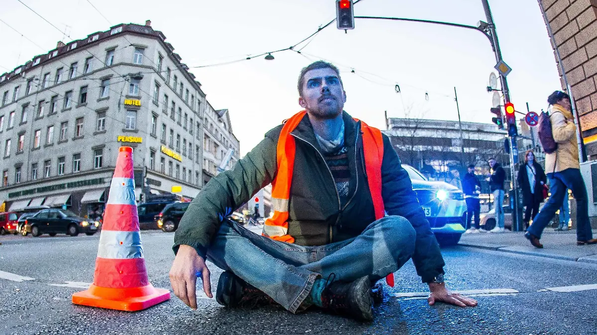  November 7, 2022, Munich, Bavaria, Germany: Climate activists one of two pictured from Letzte Generation Last Generation krazy glued themselves to the roadway at the Munich main train station Hauptbahnhof. The demonstrator, Micha from Passau is a 25 year old that demands attention be placed on the climate catastrophe. Munich Germany - ZUMAb160 20221107_zbp_b160_045 Copyright: xSachellexBabbarx