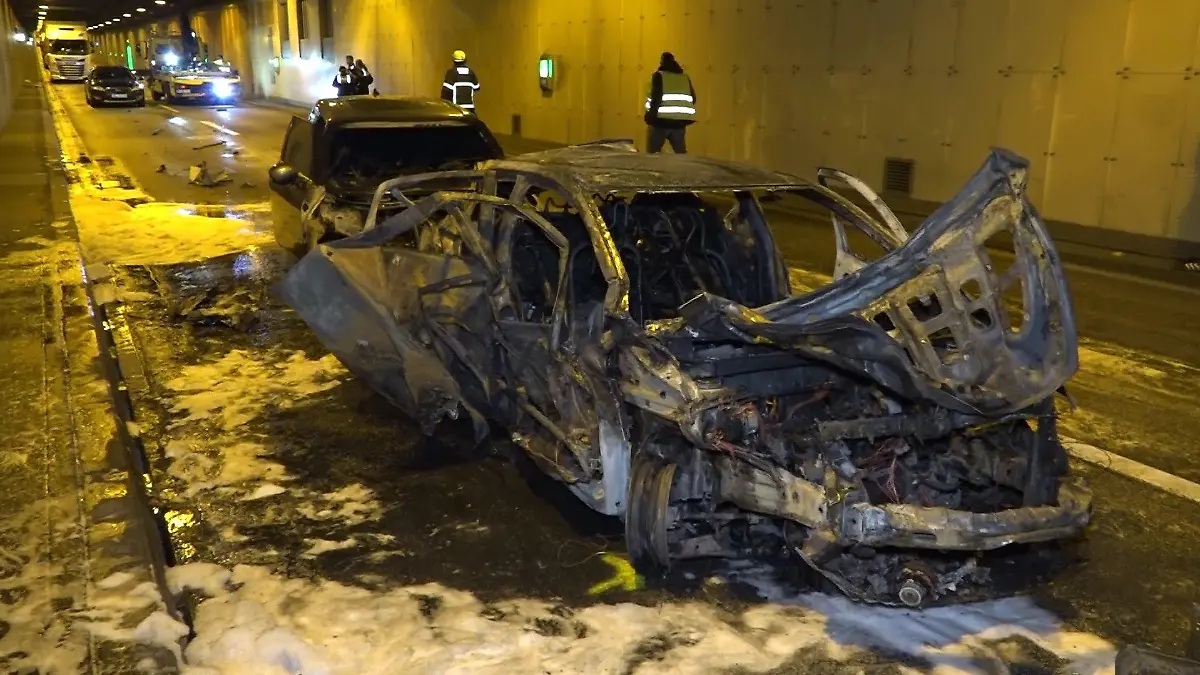 Zwei Autos brennen im Elbtunnel komplett aus.