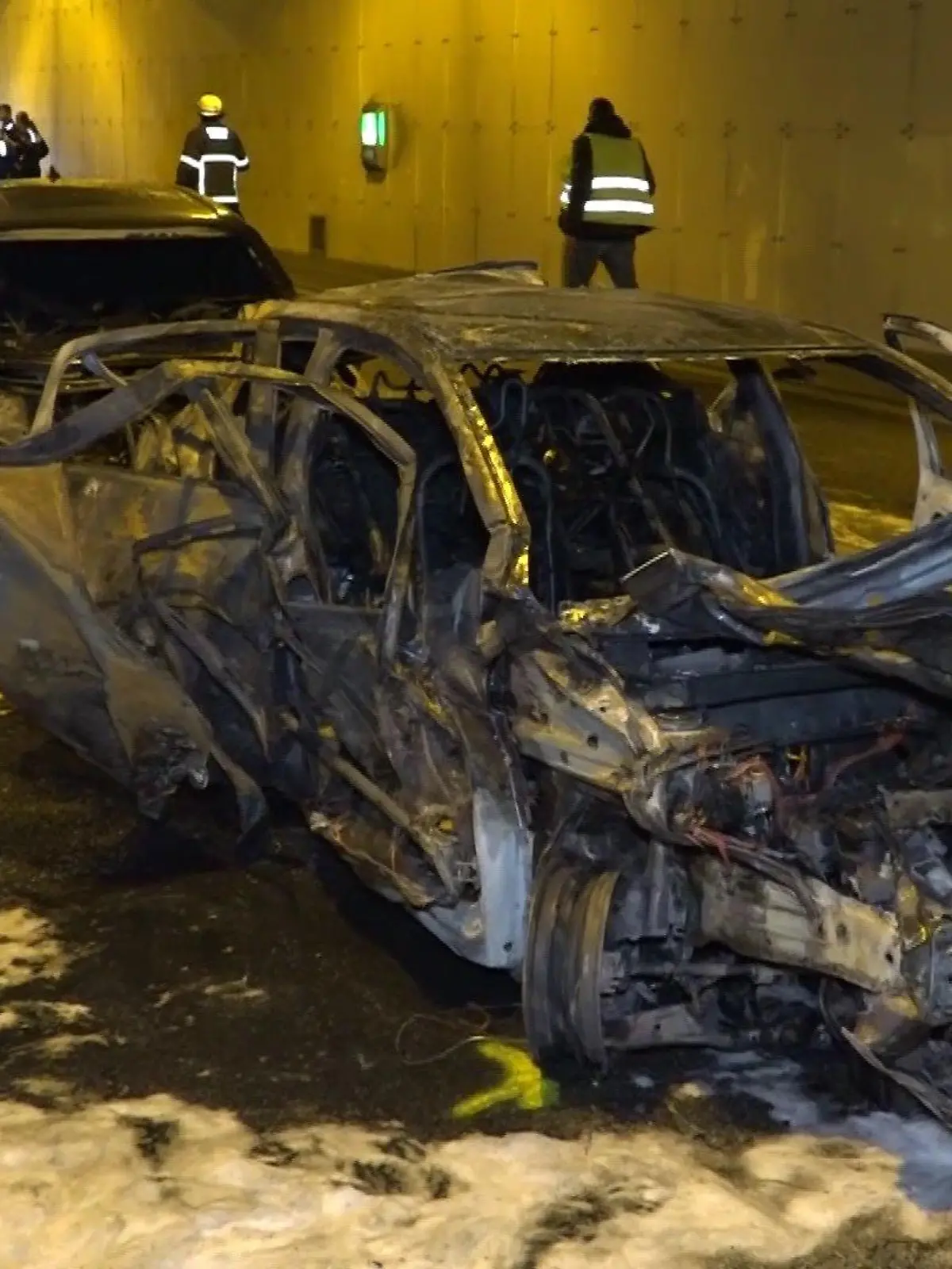 Zwei Autos brennen im Elbtunnel komplett aus.