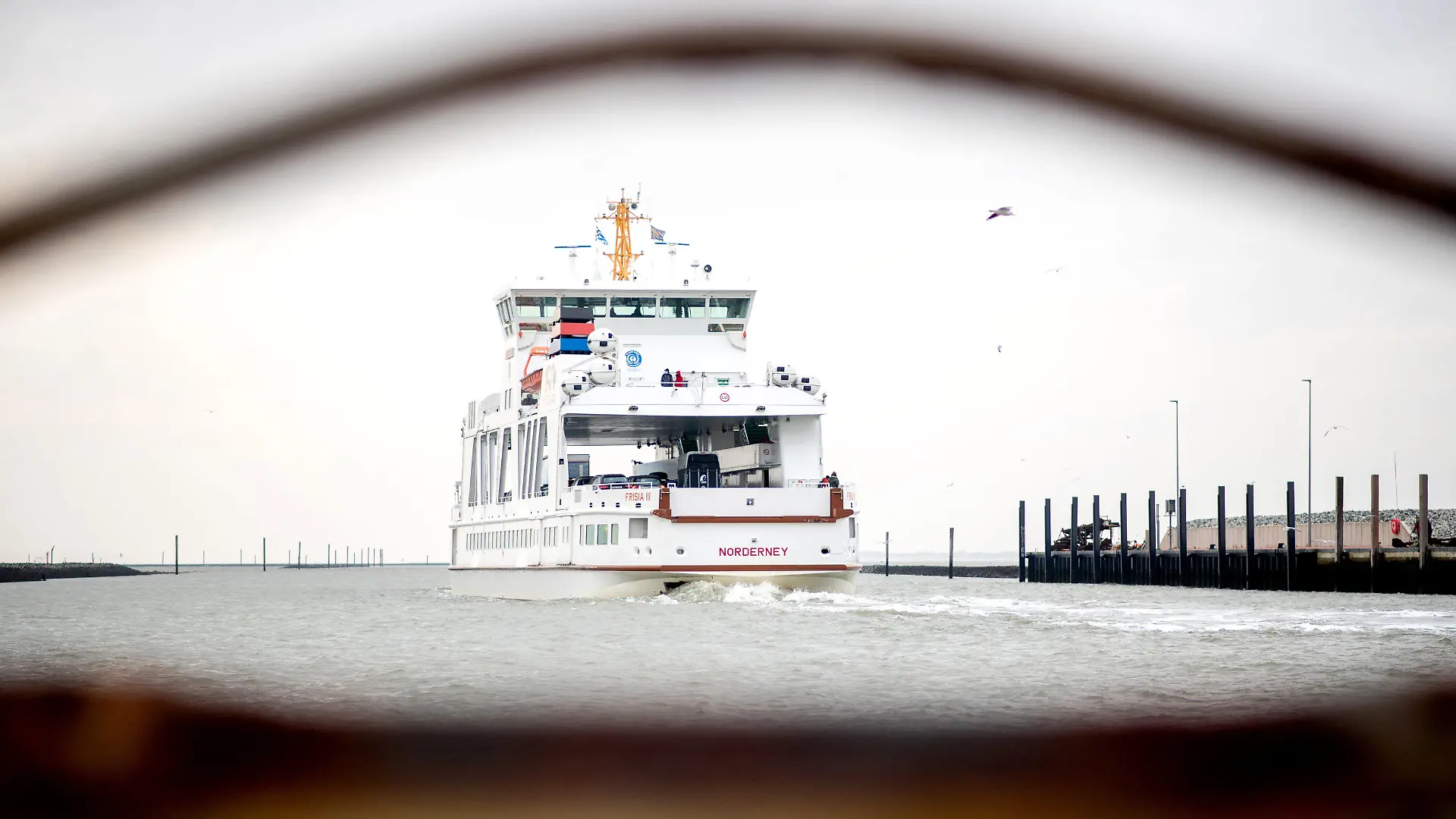 ARCHIV - 06.11.2021, Niedersachsen, Norddeich: Das Fährschiff «Frisia III» der AG Reederei Norden-Frisia verlässt bei trübem Wetter den Hafen in Richtung der Insel Norderney. Insulaner und Herbsturlauber müssen sich in den kommenden Tagen wegen extrem niedriger Wasserstände auf Ausfälle bei Fähren von und zu den Ostfriesischen Inseln einstellen.(zu dpa: "Ausfälle bei Fähren an der Küste wegen extrem niedriger Wasserstände") Foto: Hauke-Christian Dittrich/dpa +++ dpa-Bildfunk +++