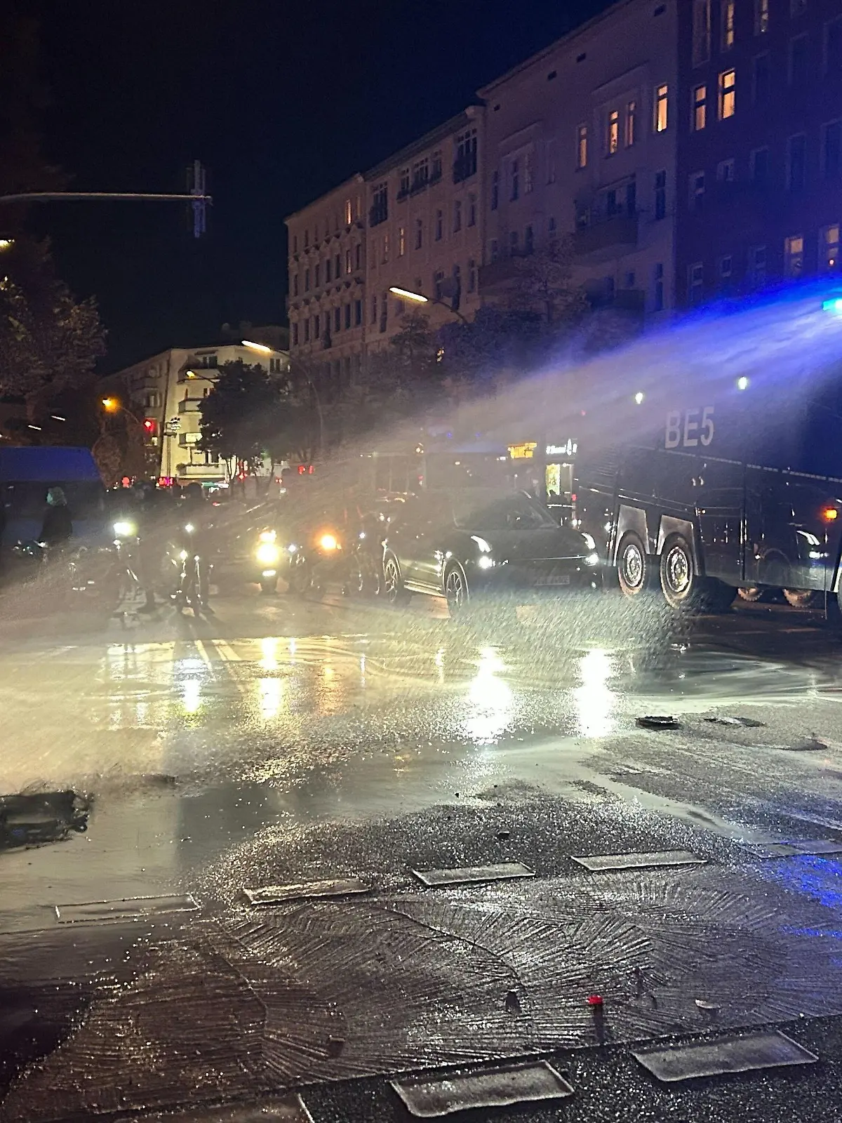 18.10.2023, Berlin: Mit einem Wasserwerfer löscht die Polizei während einer verbotenen Pro-Palästina-Demonstration auf der Sonnenallee im Bezirk Neukölln brennende Autoreifen. Auf die Beamten wurden bei der Kundgebung Steine und Flaschen geworfen, teilte die Polizei auf der Plattform X, früher Twitter, mit. Foto: Sven Käuler/dpa +++ dpa-Bildfunk +++