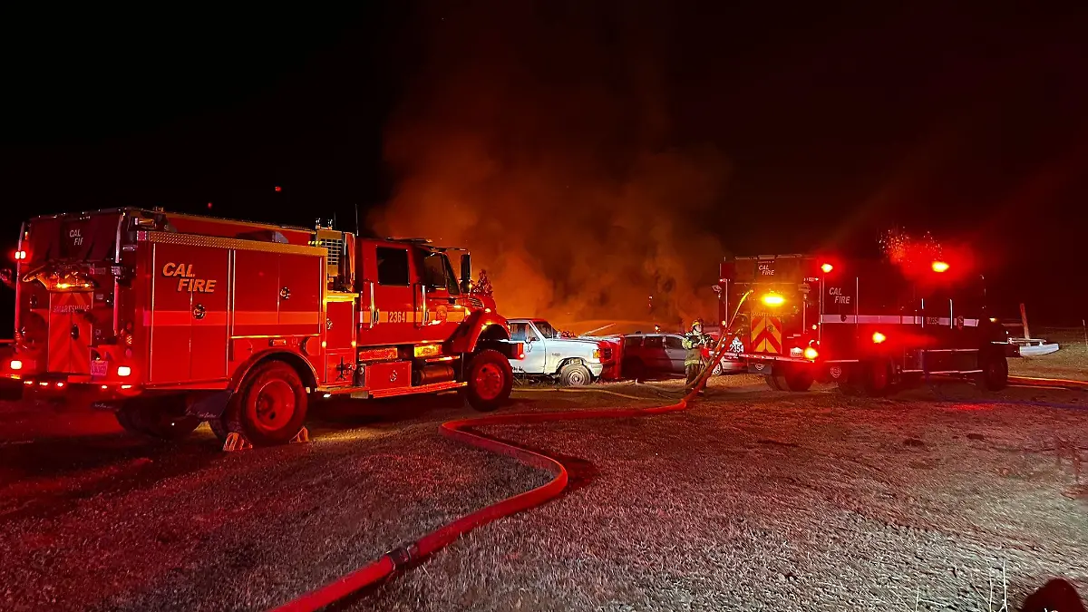 Die Polizei löschte die Flammen, nachdem ein Meteorit in ein Haus eingeschlagen haben soll.
