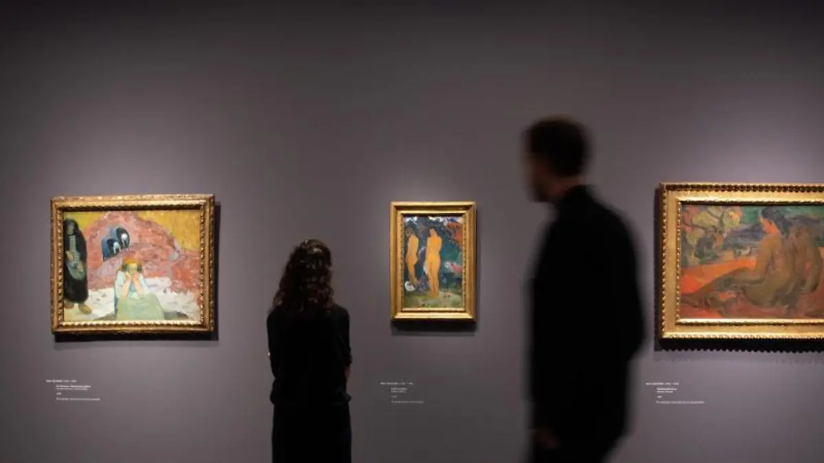 Zwei Besucher schauen sich die Ausstellung an