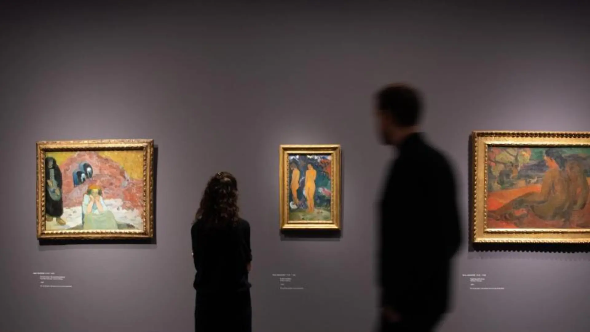 Zwei Besucher schauen sich die Ausstellung an