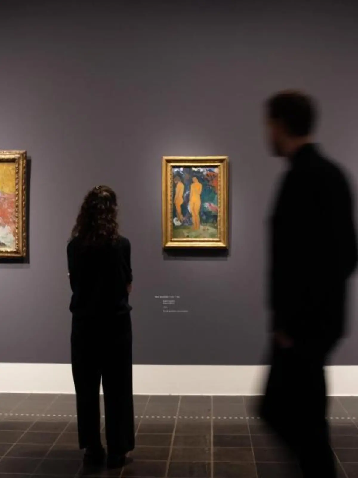 Zwei Besucher schauen sich die Ausstellung an