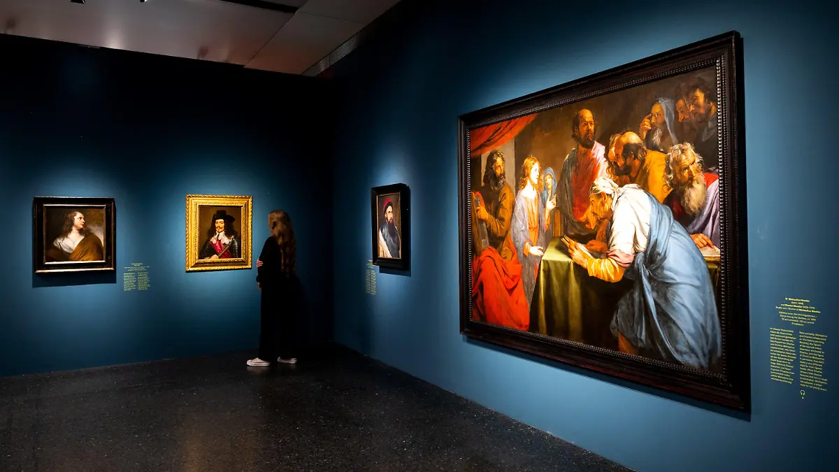 12.10.2023, Hamburg: Eine Frau schaut sich im Bucerius Kunstforum während eines Pressetermins in der Ausstelliung «Geniale Frauen. Künstlerinnen und ihre Weggefährten» Gemälde an. Rechts ist das Werk «Christus unter den Schriftgelehrten» von Michaelina Wautier und ihrem Bruder Charles Wautiervon zu sehen. Bis zum 28.01.2024 sind in der Ausstellung rund 150 Werke von 30 europäischen Künstlerinnen zu sehen. (zu dpa «Schau über Künstlerinnen des 16. bis 18. Jahrhunderts in Hamburg») Foto: Daniel Bockwoldt/dpa/Daniel Bockwoldt - ACHTUNG: Nur zur redaktionellen Verwendung im Zusammenhang mit einer Berichterstattung über die Ausstellung +++ dpa-Bildfunk +++