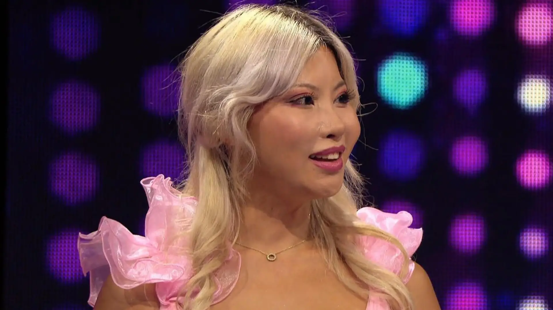 „Take Me Out“-Single-Lady Lily ist eine echte "Miss China" und sieht nicht nur wunderschön aus, sondern hat auch noch richtig was auf dem Kasten!