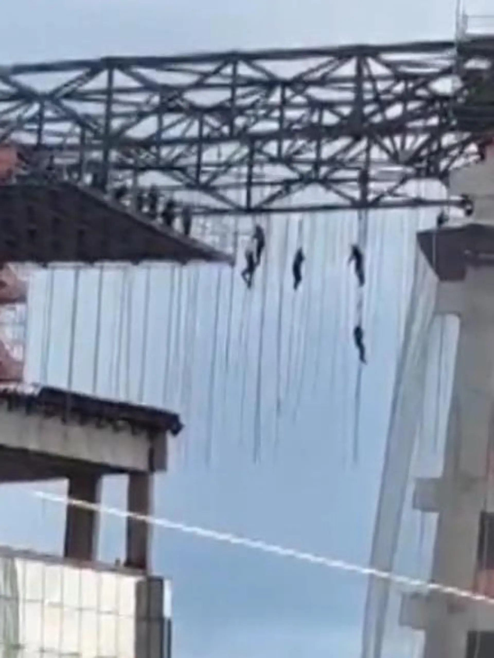 Plötzlich geht alles ganz schnell und die Bauarbeiter aus Sao Paulo klammern sich an Seile um nicht abzustürzen. Bis die Rettung kommt, hängen sie in 150 Metern Höhe.