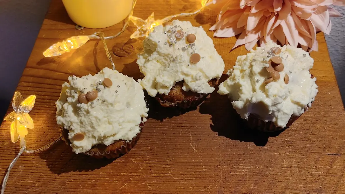 Muffins mit dem gewissen Extra: Birne, Zimt und eine traumhaft leckere Haube aus weißer Schokolade