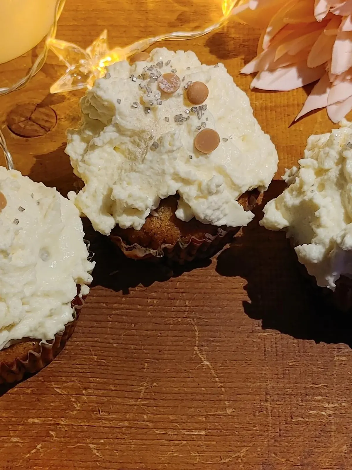 Muffins mit dem gewissen Extra: Birne, Zimt und eine traumhaft leckere Haube aus weißer Schokolade