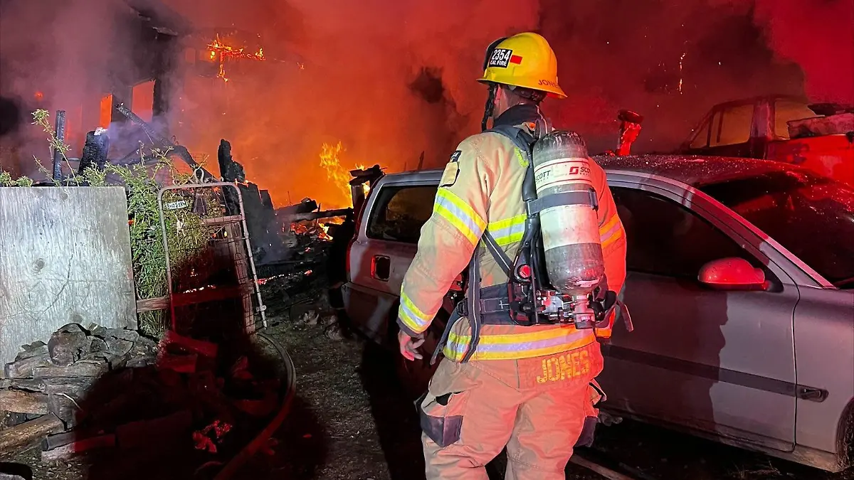 Die Polizei löschte die Flammen, nachdem ein Meteorit in ein Haus eingeschlagen haben soll.
