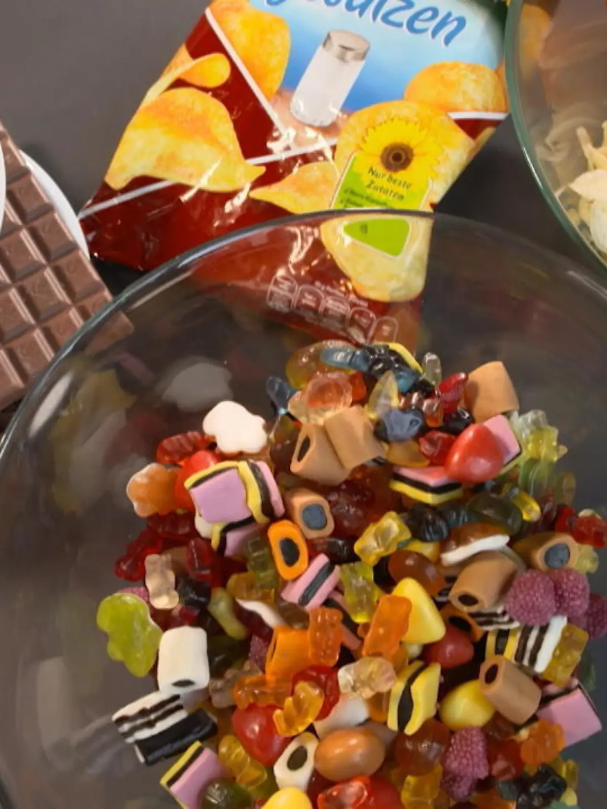 TV-Werbung und Werbeplakate mit ungesunden Lebensmitteln sollen bald der Vergangenheit angehören. Jedenfalls wenn es nach Kinderärzten und Experten von Foodwatch geht.