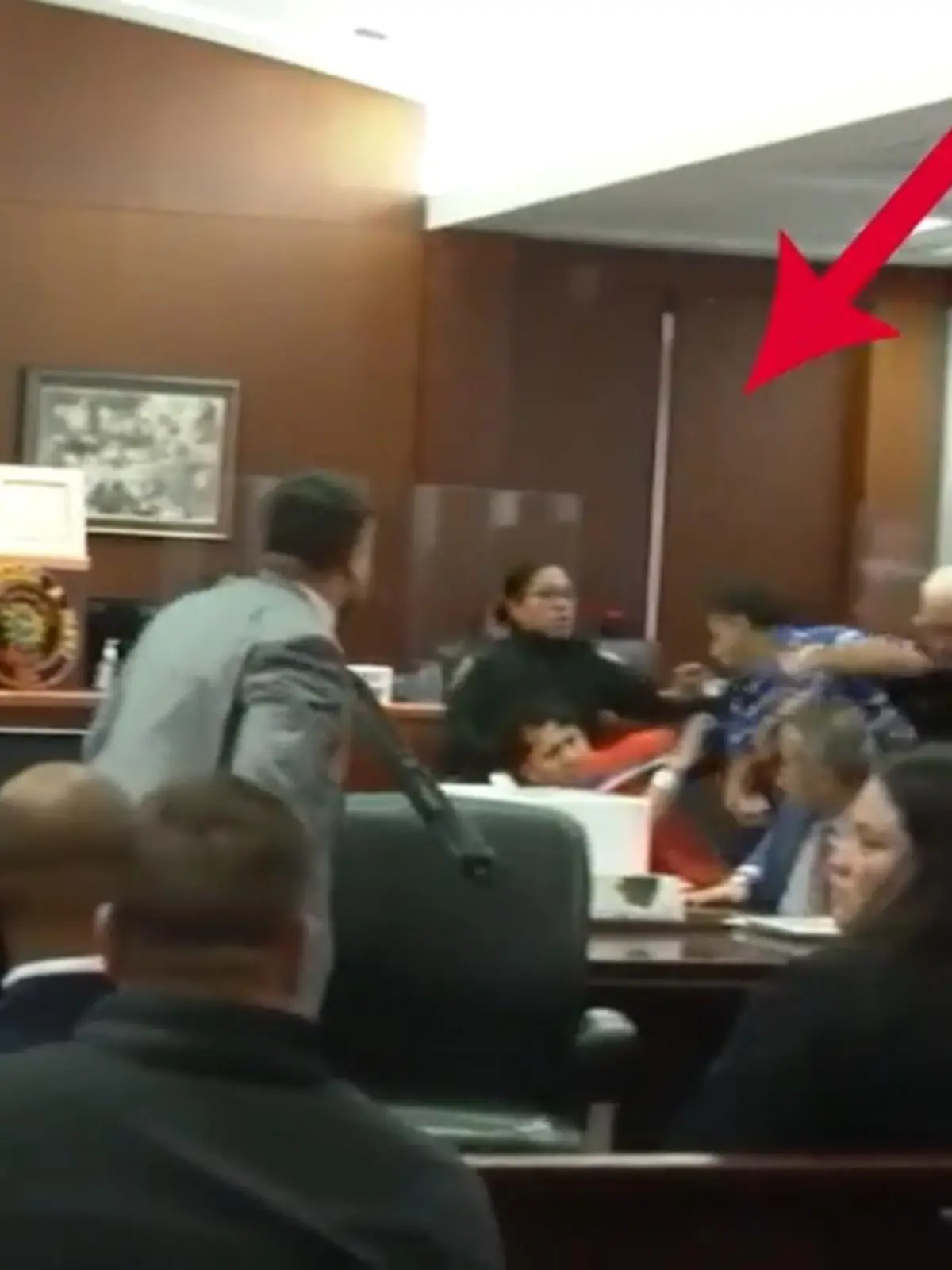 Tumult in texanischem Gerichtssaal!
Bei einem Mordprozess in Houston kam es zu heftigen Szenen, als vor Gericht Angehörige der Opferfamilie und des Angeklagten aufeinander losgingen. Frank D. bekannte sich schuldig, seine Ex-Freundin Diamond A. (16) ermordet zu haben. Er hatte sie mit 22 Schüssen in den Rücken im vergangenen Jahr regelrecht hingerichtet, als sie mit ihrem Hund spazieren ging. Mehr – in unserem Video.