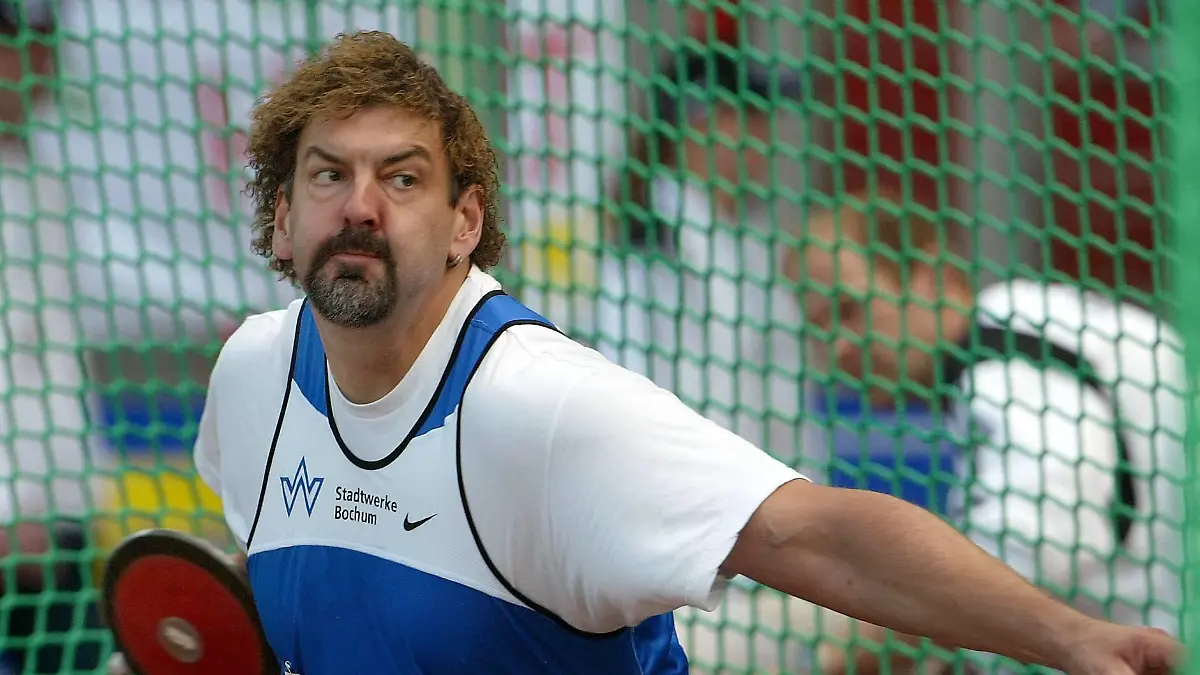 Bildnummer: 01186245  Datum: 10.07.2004  Copyright: imago/Camera 4
Michael Möllenbeck (TV Wattenscheid / Deutschland); Diskus, Diskuswurf, Diskuswerfen, Vdig, quer, close Deutsche Meisterschaft 2004, Landesmeisterschaft, DM Braunschweig Leichtathletik LM Herren Einzel Deutschland Einzelbild Aktion Personen

Image number 01186245 date 10 07 2004 Copyright imago Camera 4 Michael Möllenbeck TV Wattenscheid Germany Discus Discus throw Discus Throw Vdig horizontal Close German Championship 2004 National championship DM Brunswick Athletics LM men Singles Germany Single Action shot Human Beings 