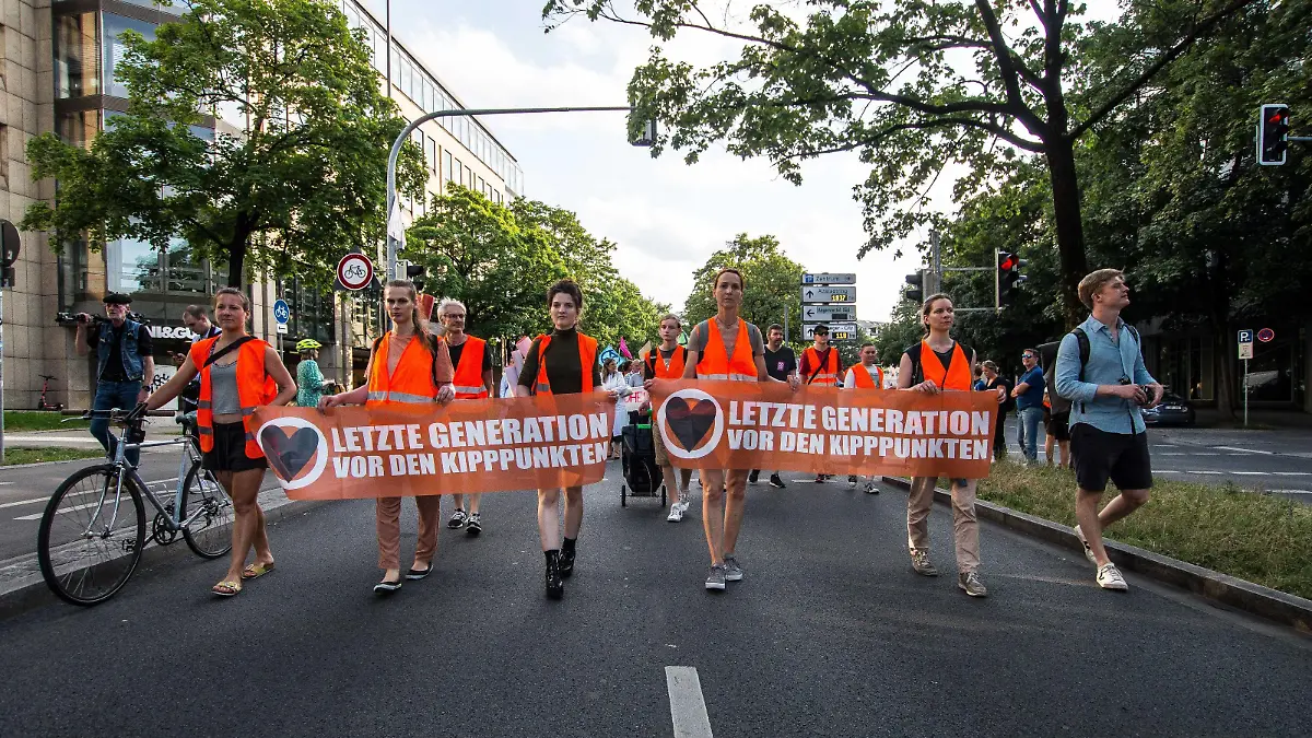 July 19, 2023, Munich, Bavaria, Germany: Members and supporters of the Letzte Generation Last Generation climate protest group marching in Munich, Germany after the revelations regarding surveillance by the Munich prosecutor s office of communications between journalists and the group. Munich Germany - ZUMAb160 20230719_zbp_b160_067 Copyright: xSachellexBabbarx