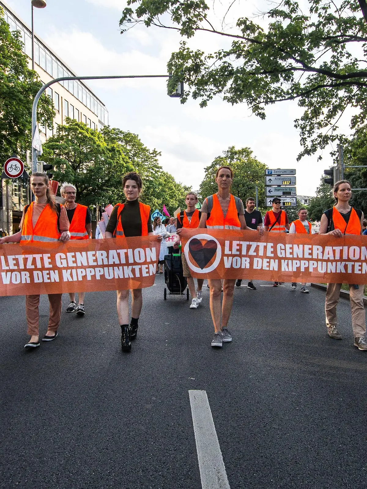 July 19, 2023, Munich, Bavaria, Germany: Members and supporters of the Letzte Generation Last Generation climate protest group marching in Munich, Germany after the revelations regarding surveillance by the Munich prosecutor s office of communications between journalists and the group. Munich Germany - ZUMAb160 20230719_zbp_b160_067 Copyright: xSachellexBabbarx