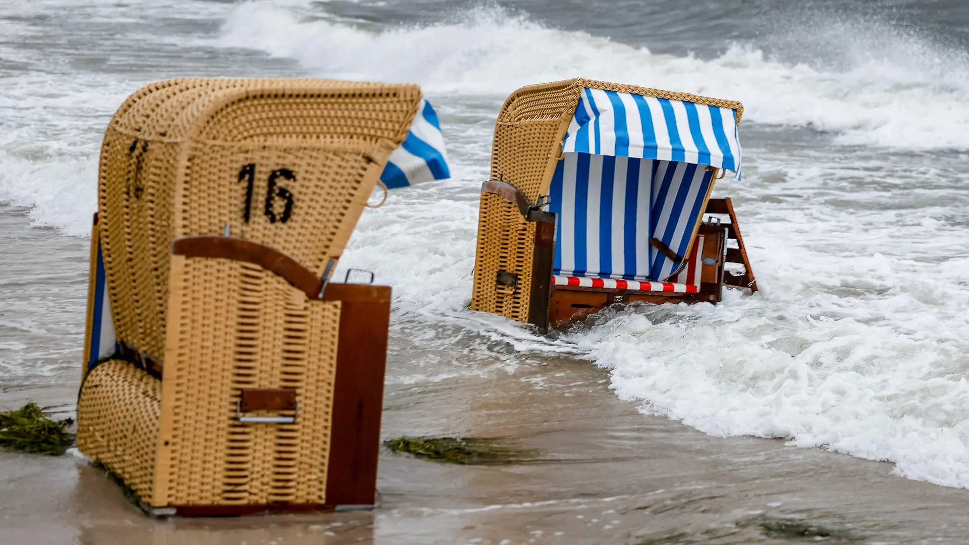 19.10.2023, Schleswig-Holstein, Kiel: Strandkörbe werden in Kiel-Schilksee von den Flutwellen der Ostsee weggespült. An der Ostseeküste in der Kieler und Lübecker Bucht wird nach der Vorhersage des Bundesamtes für Seeschifffahrt und Hydrographie eine schwere Sturmflut erwartet. Foto: Axel Heimken/dpa +++ dpa-Bildfunk +++