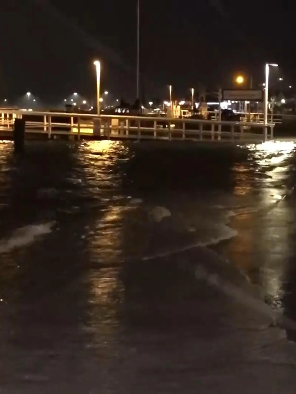 In Norddeutschland ist die Sturmflut da. In Lübeck schwappte das Wasser schon am Abend in die Altstadt und es steigt und steigt. „Ich habe mich um halb neun auf die Bank gelegt und da guckte ich ‘ne Stunde später raus, da war die Straße schon überflutet“, erklärte ein Anwohner aus Travemünde. Mehr zur aktuellen Lage an der Küste – in unserem Video.