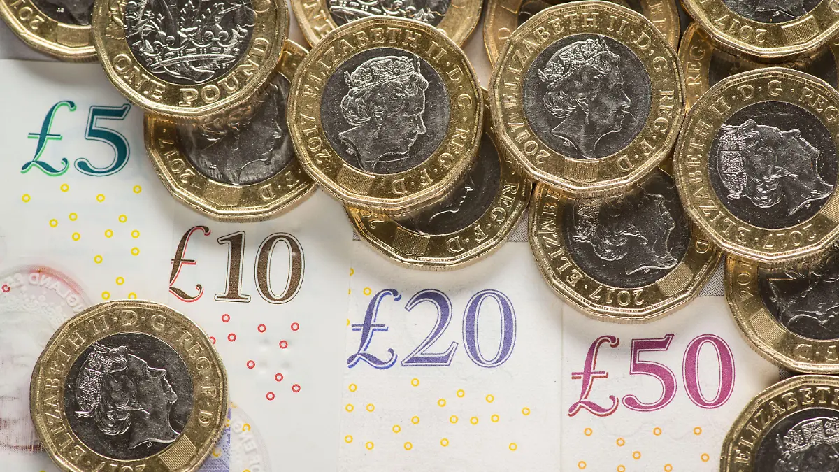 ARCHIV - 26.01.2018, Großbritannien, London: Fünf-, Zehn-, Zwanzig- und Fünfzig-Pfund-Noten sowie Ein-Pfund-Münzen liegen auf einem Tisch. (zu dpa "Bank of England wird Leitzins vermutlich stark erhöhen") Foto: Dominic Lipinski/PA Wire/dpa +++ dpa-Bildfunk +++