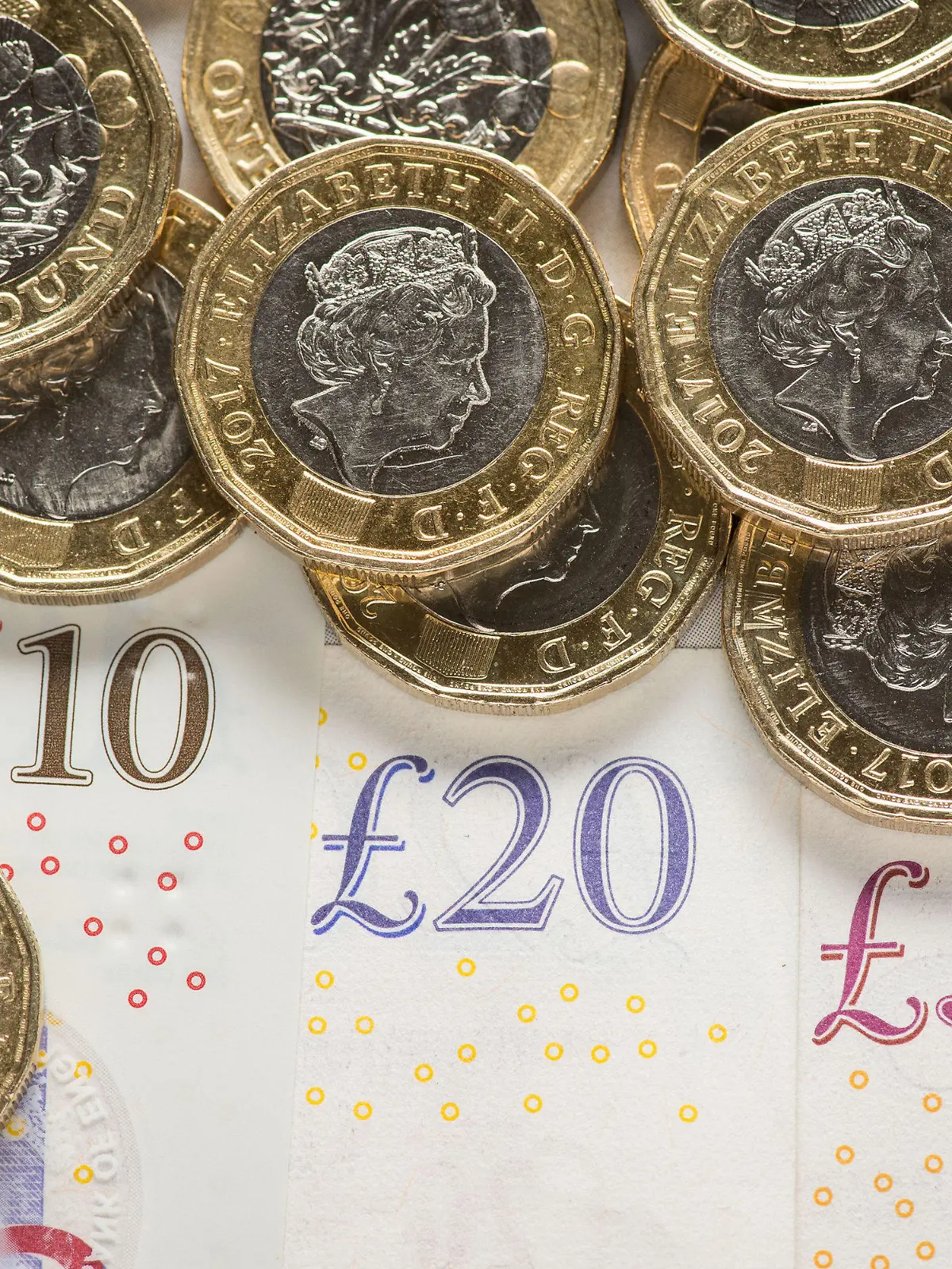 ARCHIV - 26.01.2018, Großbritannien, London: Fünf-, Zehn-, Zwanzig- und Fünfzig-Pfund-Noten sowie Ein-Pfund-Münzen liegen auf einem Tisch. (zu dpa "Bank of England wird Leitzins vermutlich stark erhöhen") Foto: Dominic Lipinski/PA Wire/dpa +++ dpa-Bildfunk +++