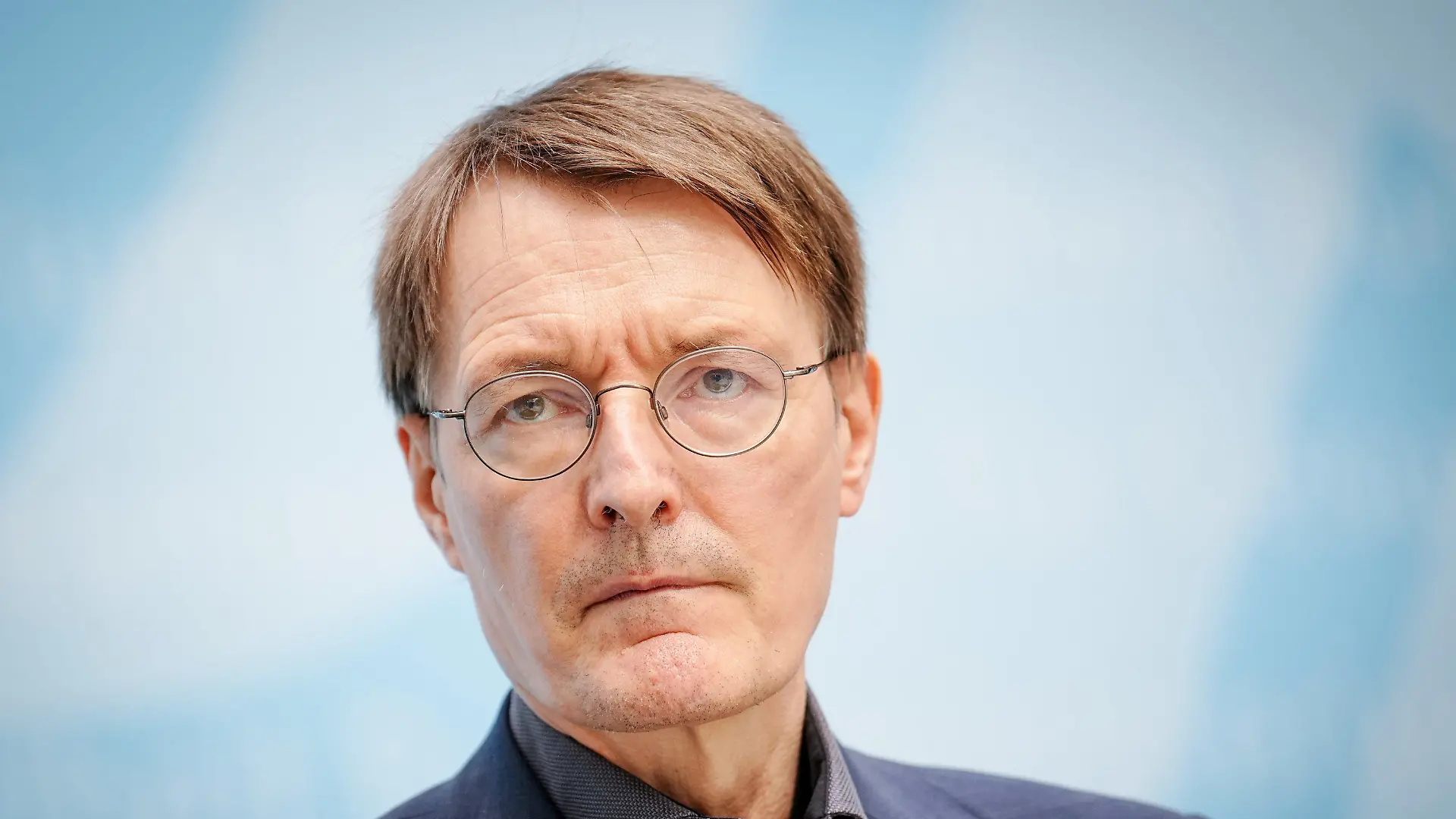 ARCHIV - 14.09.2022, Berlin: Karl Lauterbach (SPD), Bundesminister für Gesundheit, gibt in seinem Ministerium eine Pressekonferenz. Die Polizei hat in mehreren Bundesländern Wohnungen sogenannter Reichsbürger durchsucht und Verdächtige verhaftet. Die Generalstaatsanwaltschaft München teilte mit, ein in Wolfratshausen festgenommener Beschuldigter habe sich bereit erklärt, sich an der geplanten Entführung von Bundesgesundheitsminister Karl Lauterbach (SPD) zu beteiligen und dafür in Kroatien Schusswaffen zu besorgen. Andere Mitglieder der mutmaßlichen Terrorgruppe «Vereinte Patrioten», die einen Umsturz geplant haben soll, stehen bereits vor Gericht. (zu dpa: "Razzien gegen «Reichsbürger» - Verhaftungen in mehreren Bundesländern") Foto: Kay Nietfeld/dpa +++ dpa-Bildfunk +++
