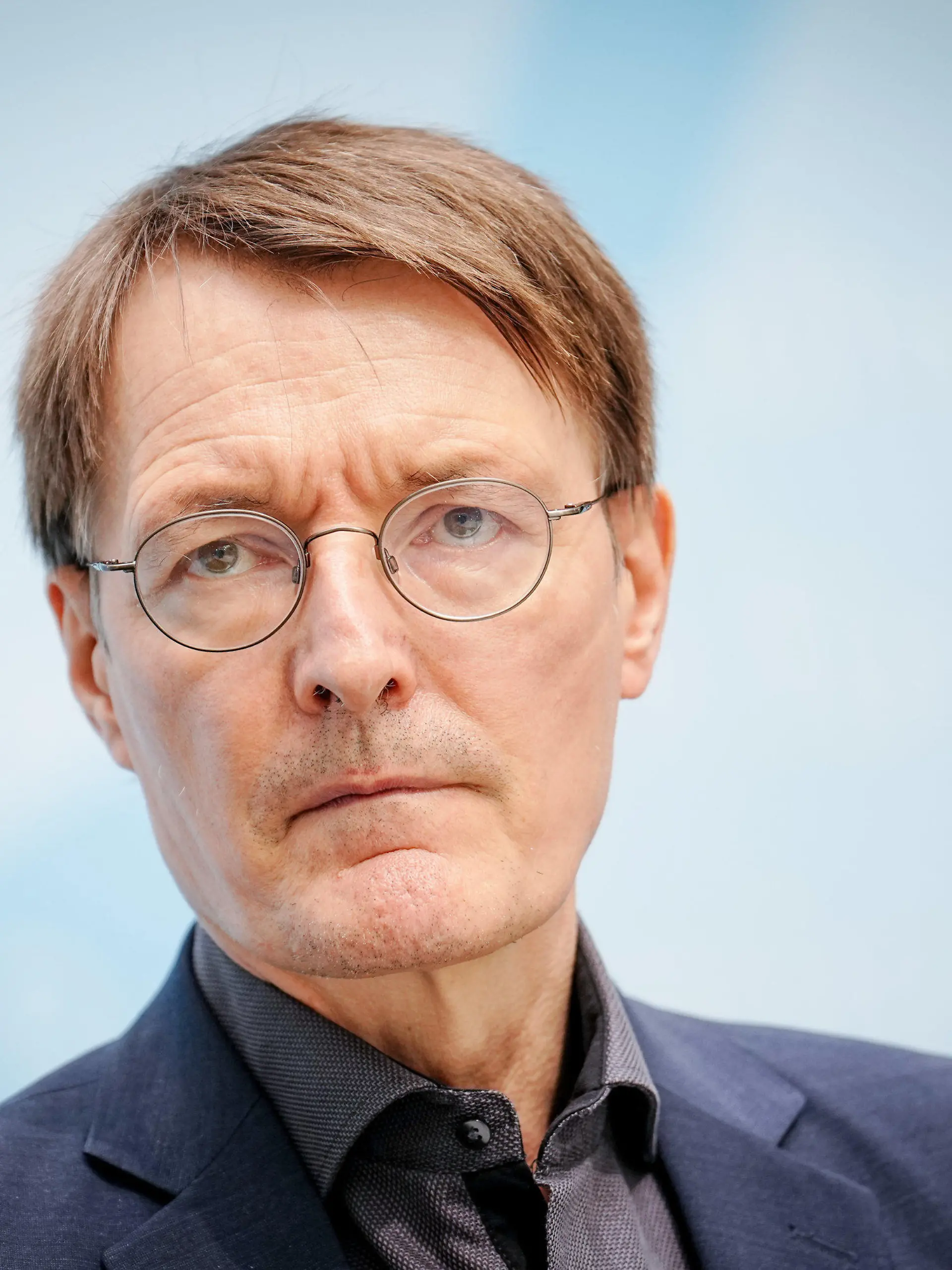 ARCHIV - 14.09.2022, Berlin: Karl Lauterbach (SPD), Bundesminister für Gesundheit, gibt in seinem Ministerium eine Pressekonferenz. Die Polizei hat in mehreren Bundesländern Wohnungen sogenannter Reichsbürger durchsucht und Verdächtige verhaftet. Die Generalstaatsanwaltschaft München teilte mit, ein in Wolfratshausen festgenommener Beschuldigter habe sich bereit erklärt, sich an der geplanten Entführung von Bundesgesundheitsminister Karl Lauterbach (SPD) zu beteiligen und dafür in Kroatien Schusswaffen zu besorgen. Andere Mitglieder der mutmaßlichen Terrorgruppe «Vereinte Patrioten», die einen Umsturz geplant haben soll, stehen bereits vor Gericht. (zu dpa: "Razzien gegen «Reichsbürger» - Verhaftungen in mehreren Bundesländern") Foto: Kay Nietfeld/dpa +++ dpa-Bildfunk +++